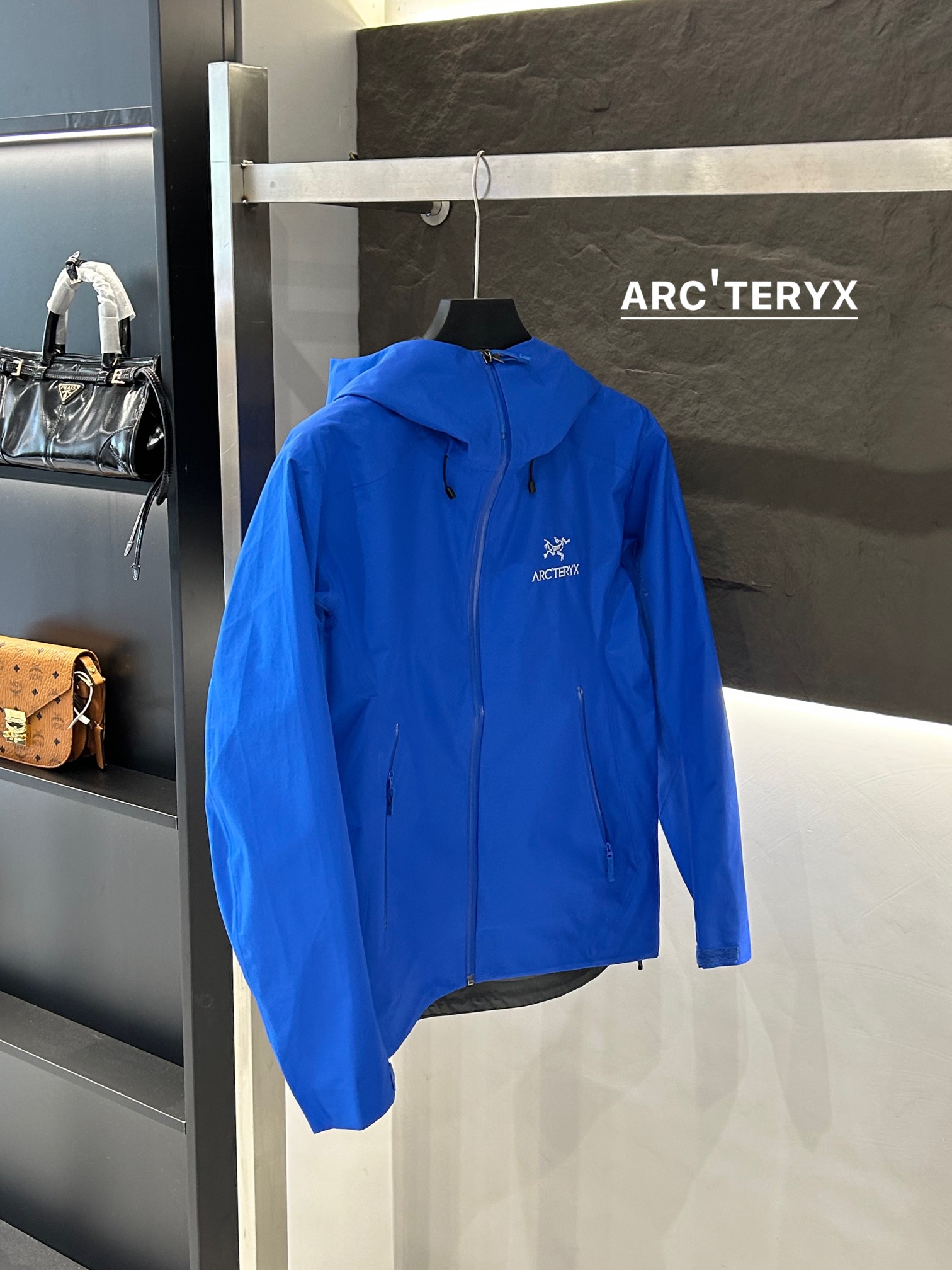 Arc’teryx AHA SV Jacket: Lightweight and Durable for Harsh Environments - 图片 1