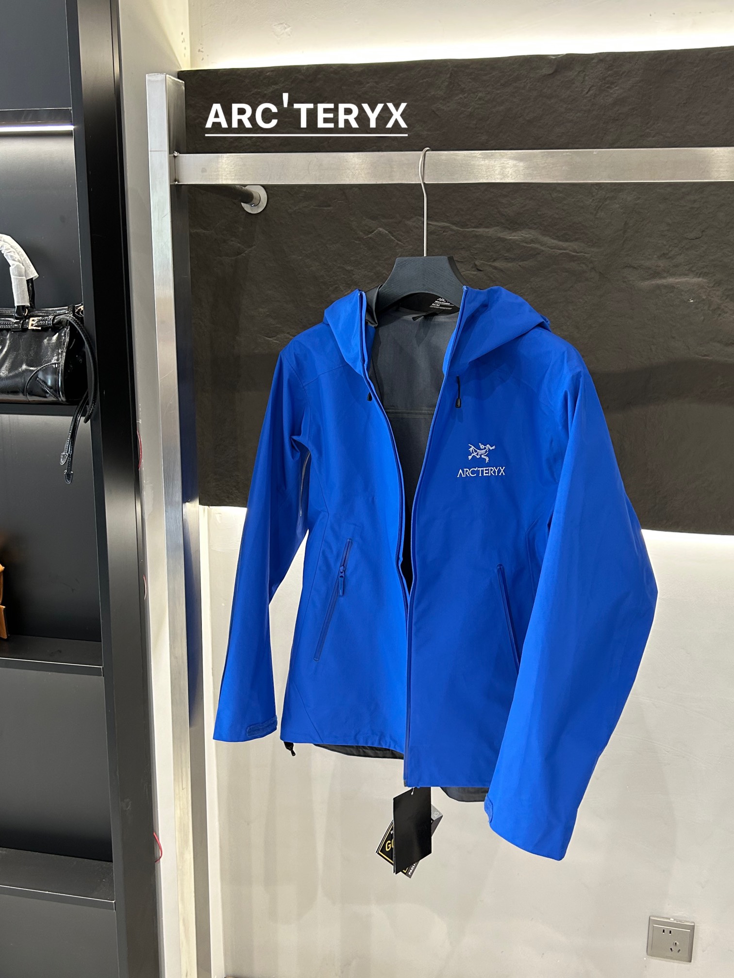 Arc’teryx AHA SV Jacket: Lightweight and Durable for Harsh Environments - 图片 8