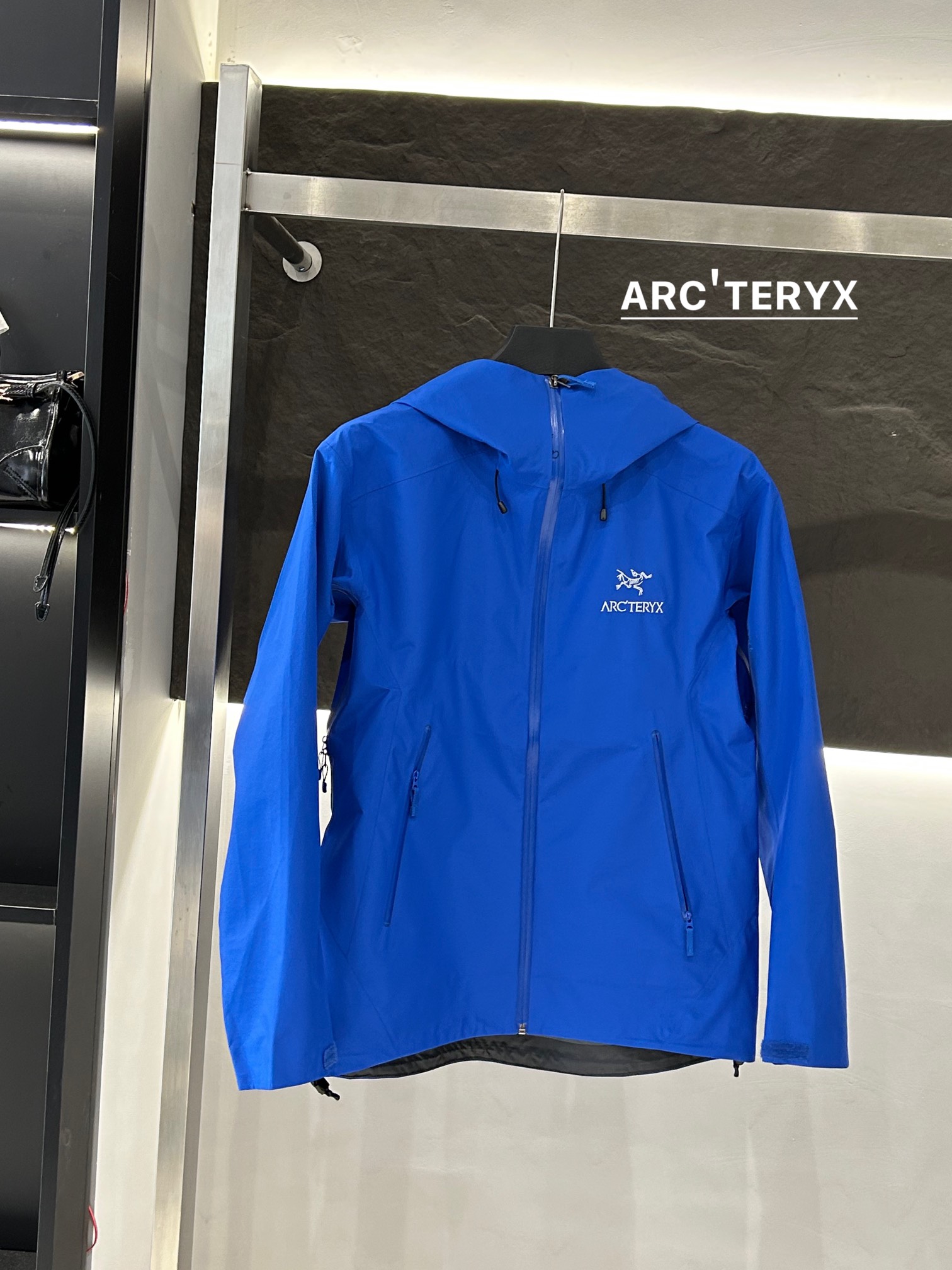 Arc’teryx AHA SV Jacket: Lightweight and Durable for Harsh Environments - 图片 2