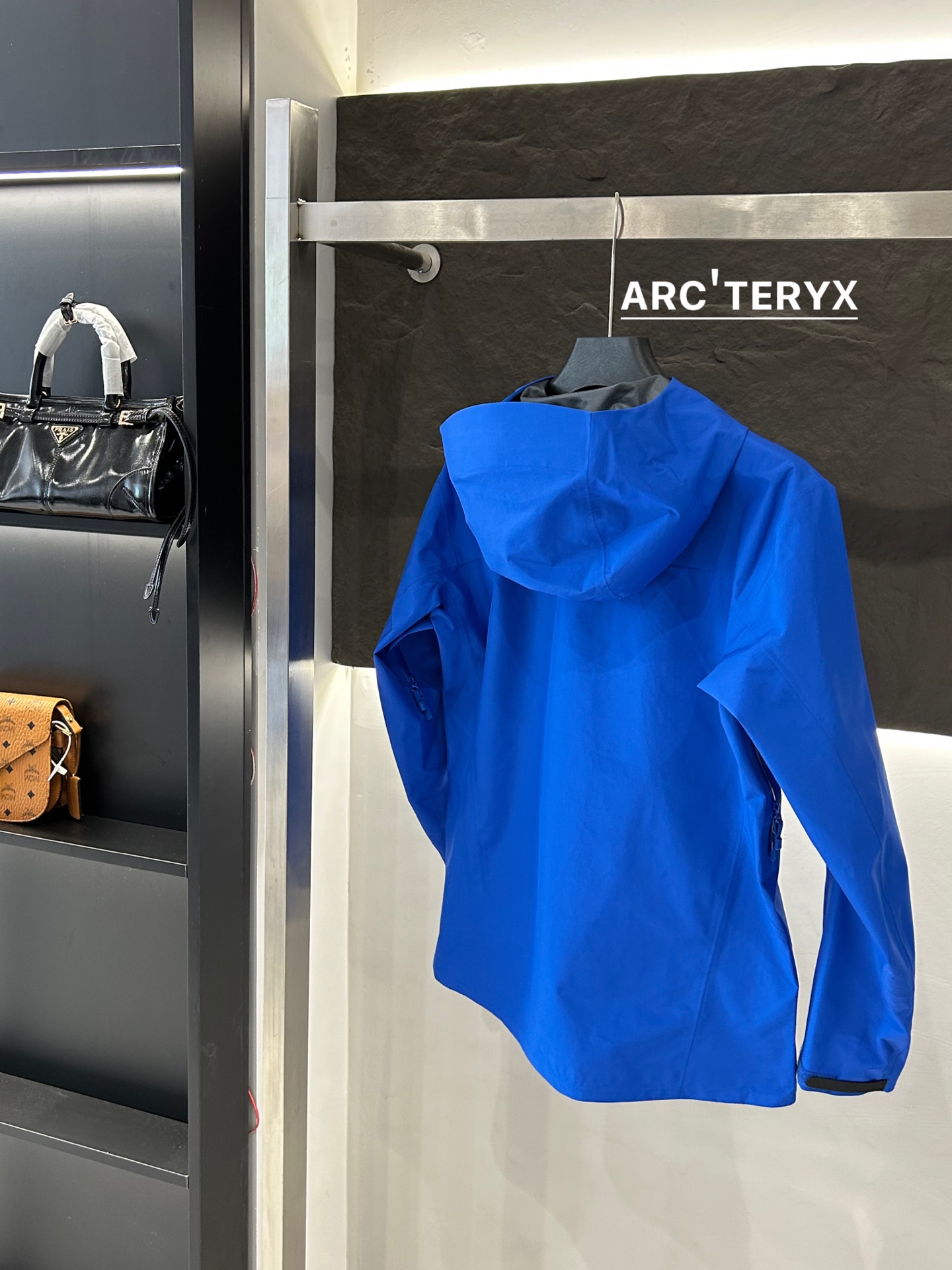 Arc’teryx AHA SV Jacket: Lightweight and Durable for Harsh Environments - 图片 6