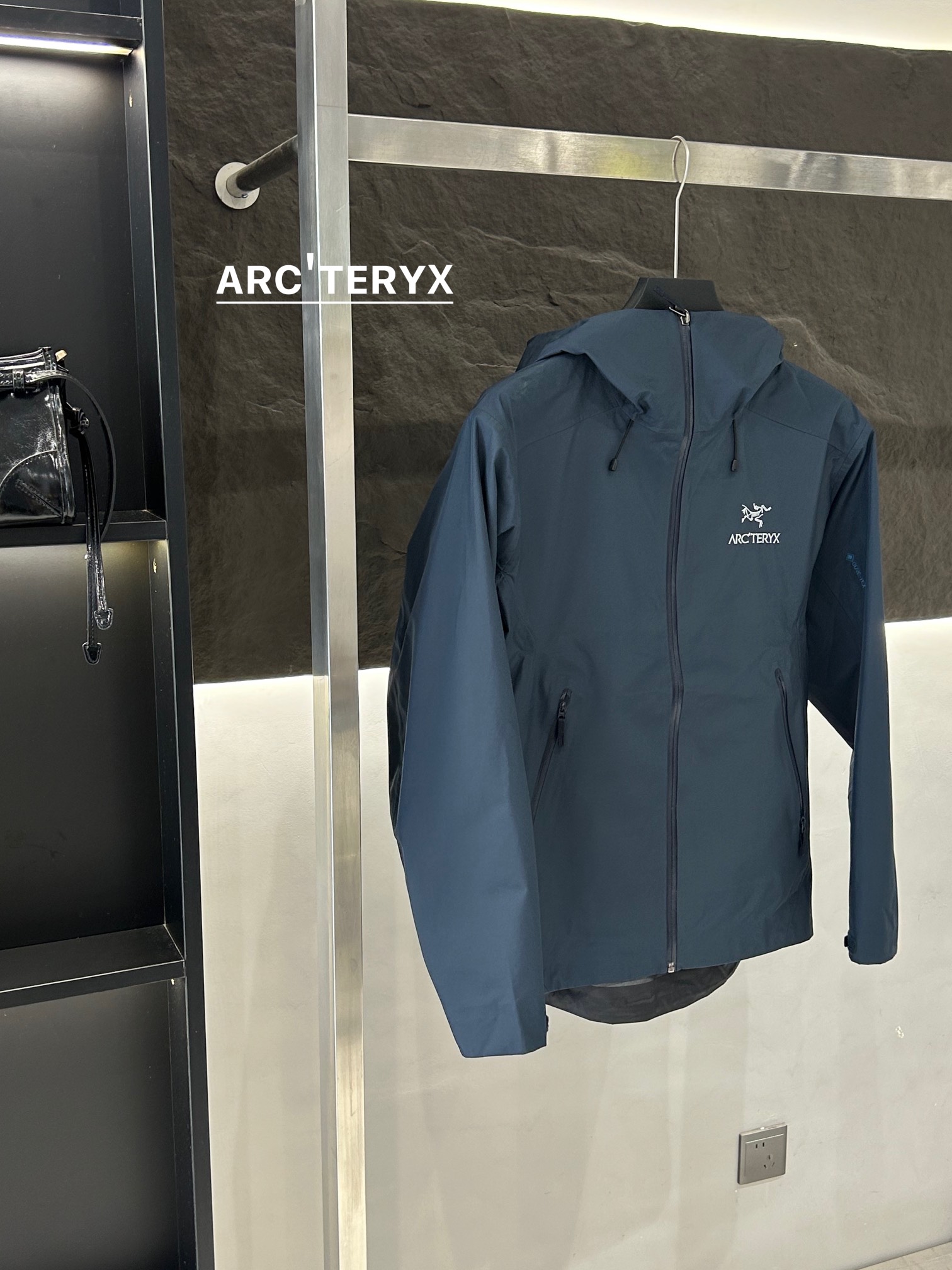 Arc’teryx Aha SV Jacket: Lightweight and Durable for Harsh Environments - 图片 3