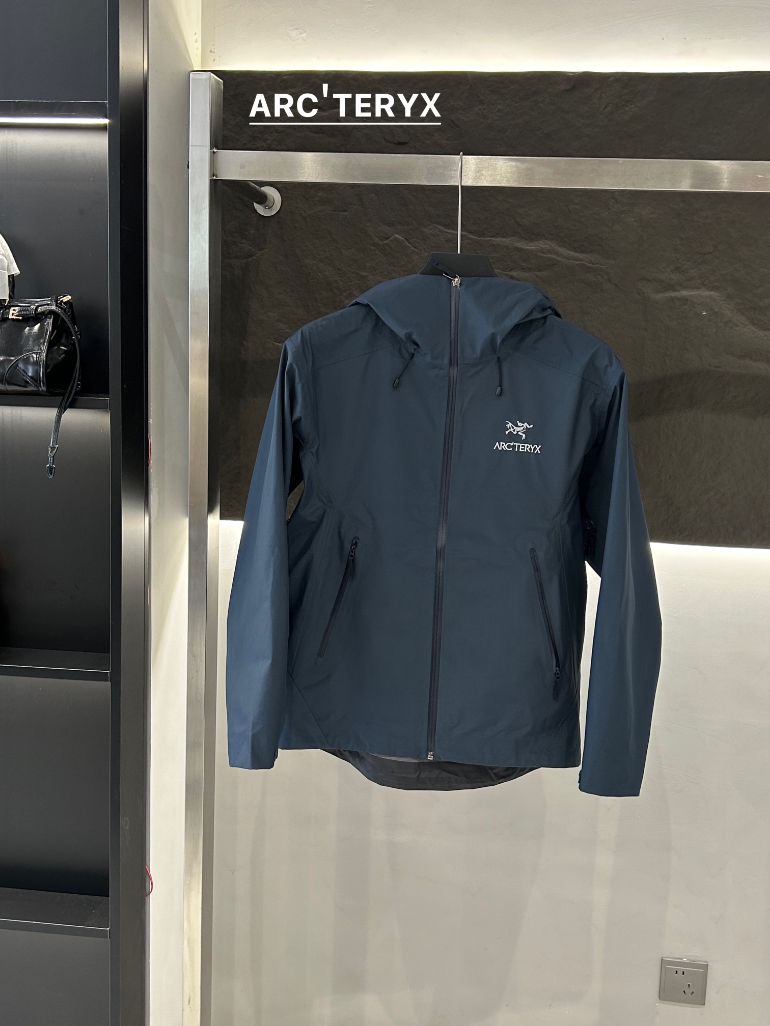 Arc’teryx Aha SV Jacket: Lightweight and Durable for Harsh Environments - 图片 2