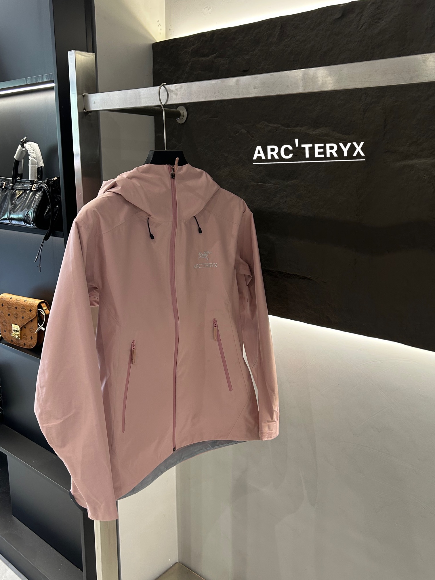 Arc’teryx AHA SV: Advanced Waterproof Jacket for Harsh Environments - 图片 7