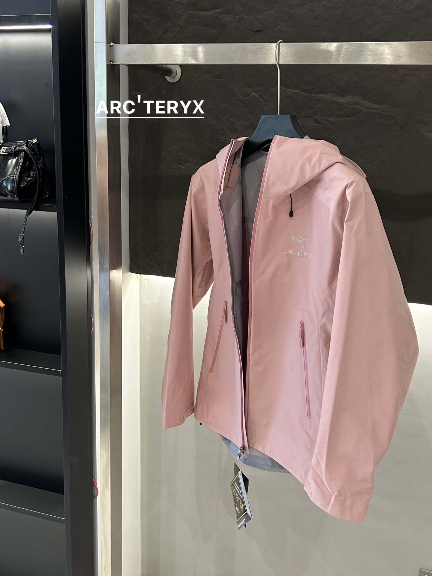 Arc’teryx AHA SV: Advanced Waterproof Jacket for Harsh Environments - 图片 9