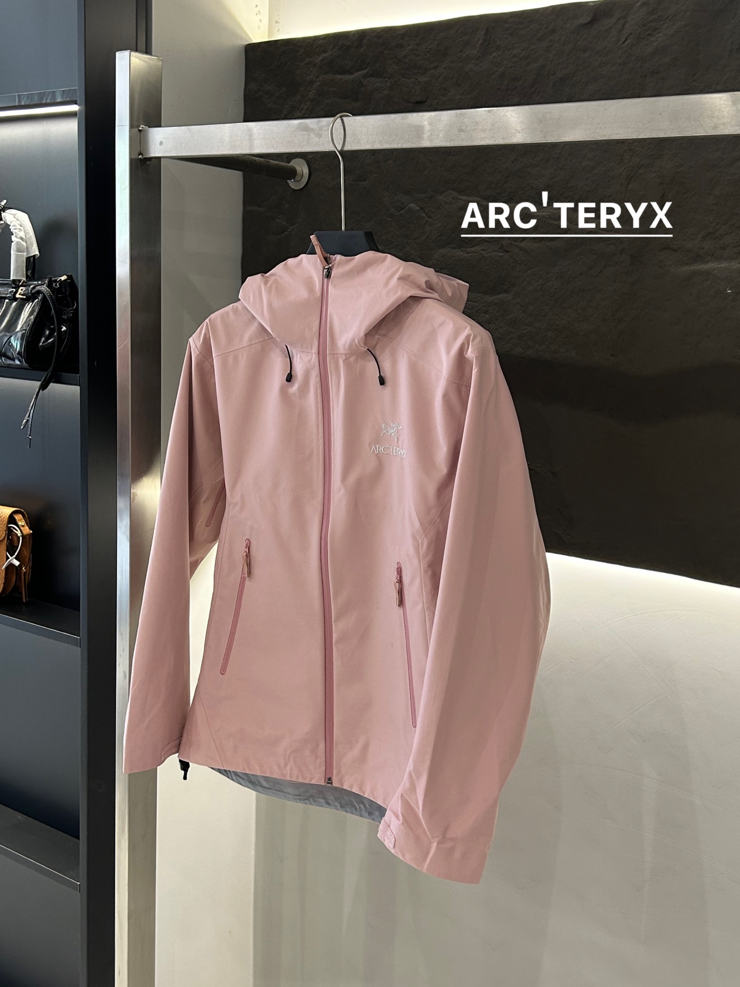 Arc’teryx AHA SV: Advanced Waterproof Jacket for Harsh Environments - 图片 2