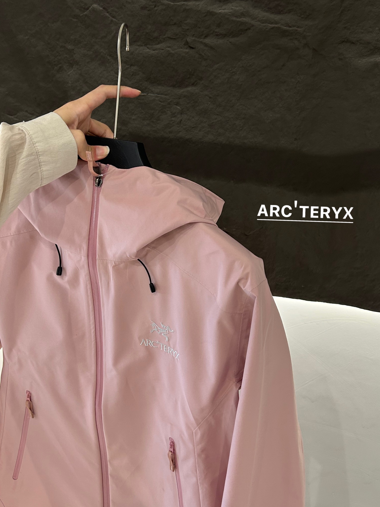 Arc’teryx AHA SV: Advanced Waterproof Jacket for Harsh Environments - 图片 4