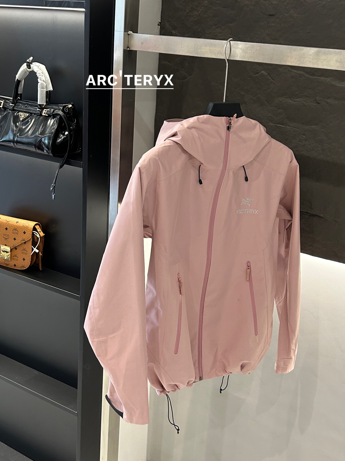 Arc’teryx AHA SV: Advanced Waterproof Jacket for Harsh Environments - 图片 8