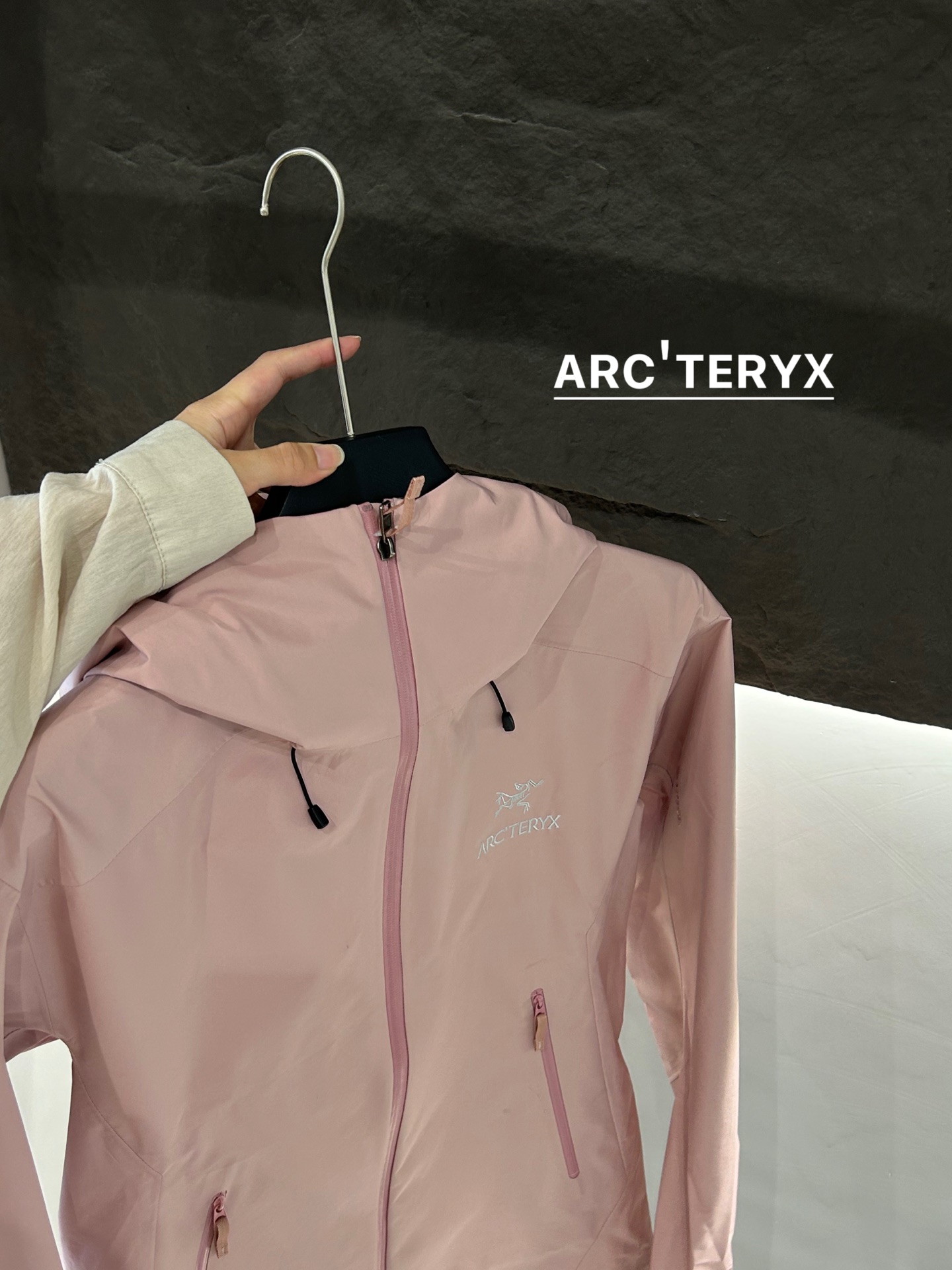 Arc’teryx AHA SV: Advanced Waterproof Jacket for Harsh Environments - 图片 3