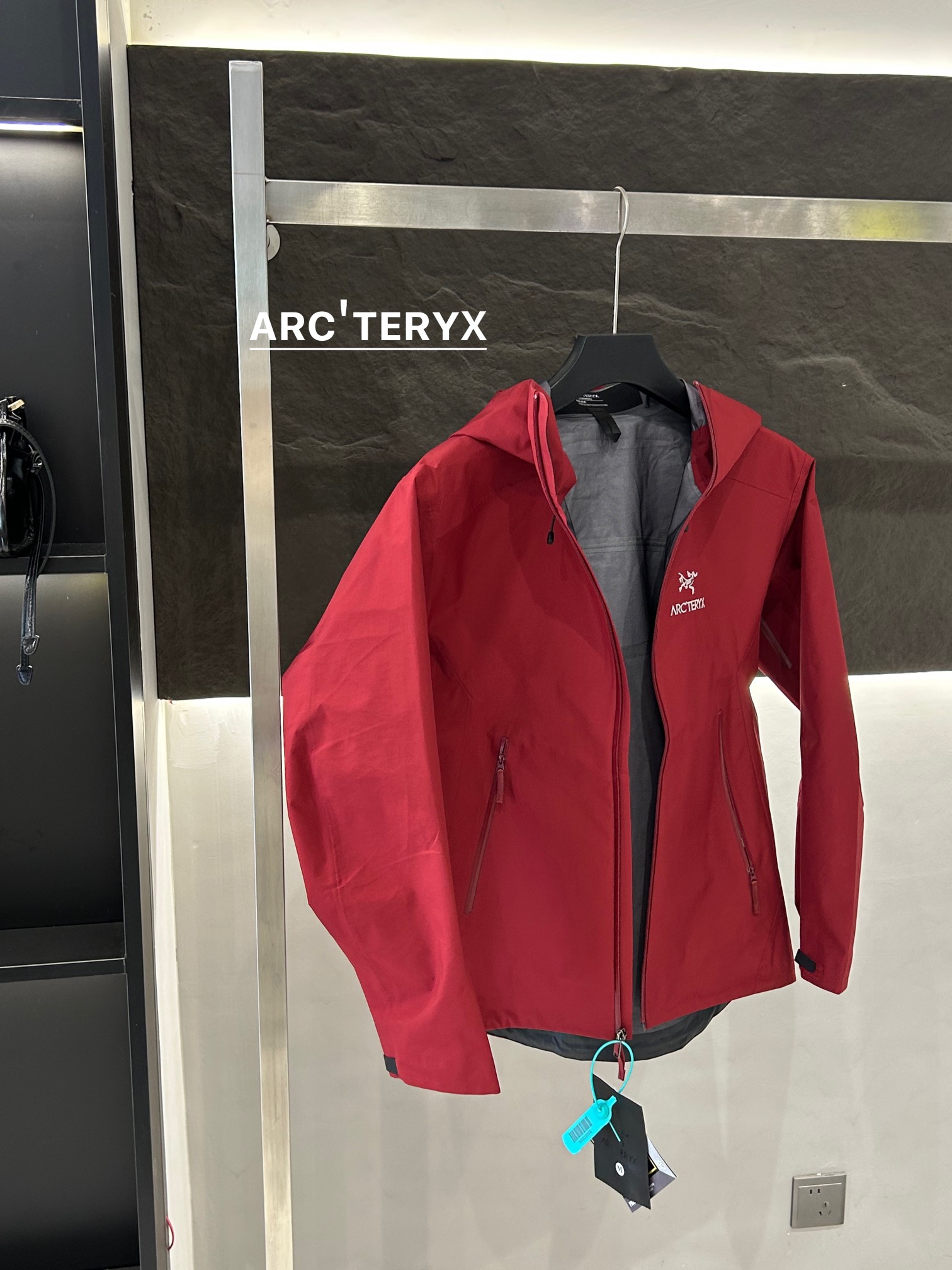 Arc’teryx Aha SV Jacket: Lightweight Waterproof Performance for Harsh Environments - 图片 9