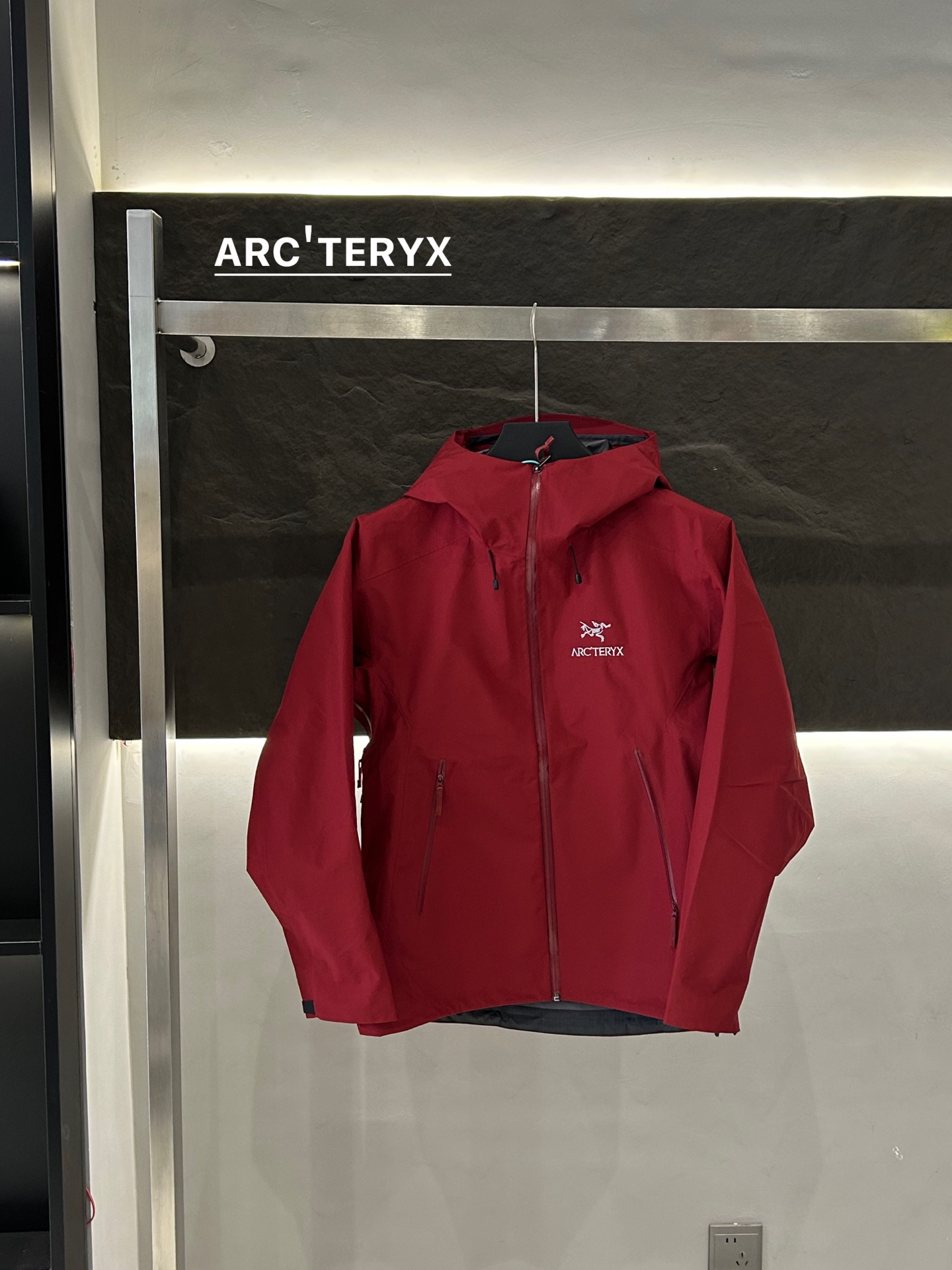 Arc’teryx Aha SV Jacket: Lightweight Waterproof Performance for Harsh Environments - 图片 2