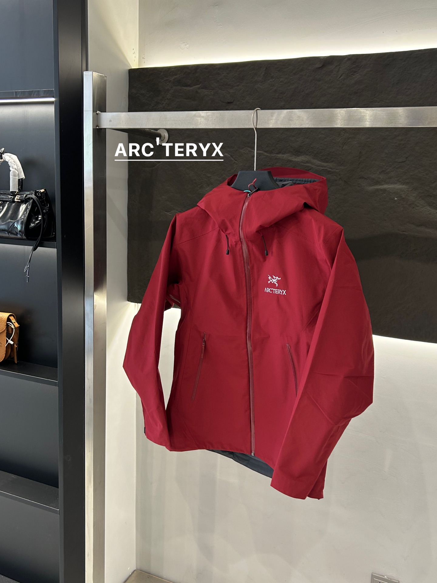 Arc’teryx Aha SV Jacket: Lightweight Waterproof Performance for Harsh Environments - 图片 1