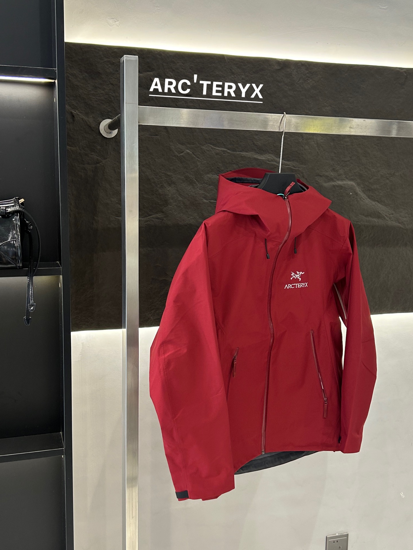Arc’teryx Aha SV Jacket: Lightweight Waterproof Performance for Harsh Environments - 图片 3