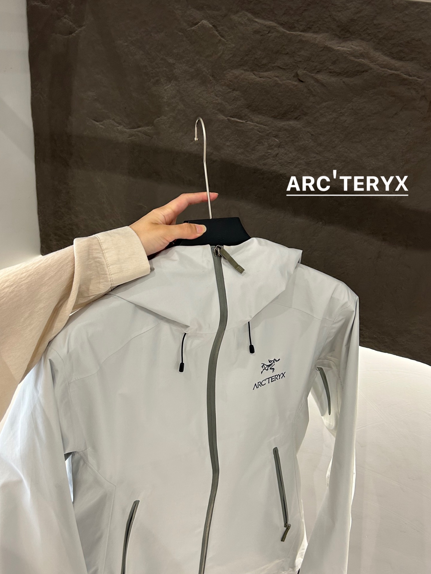 Arc’teryx Aha SV Jacket: Waterproof, Lightweight, and Durable for Harsh Environments - 图片 4