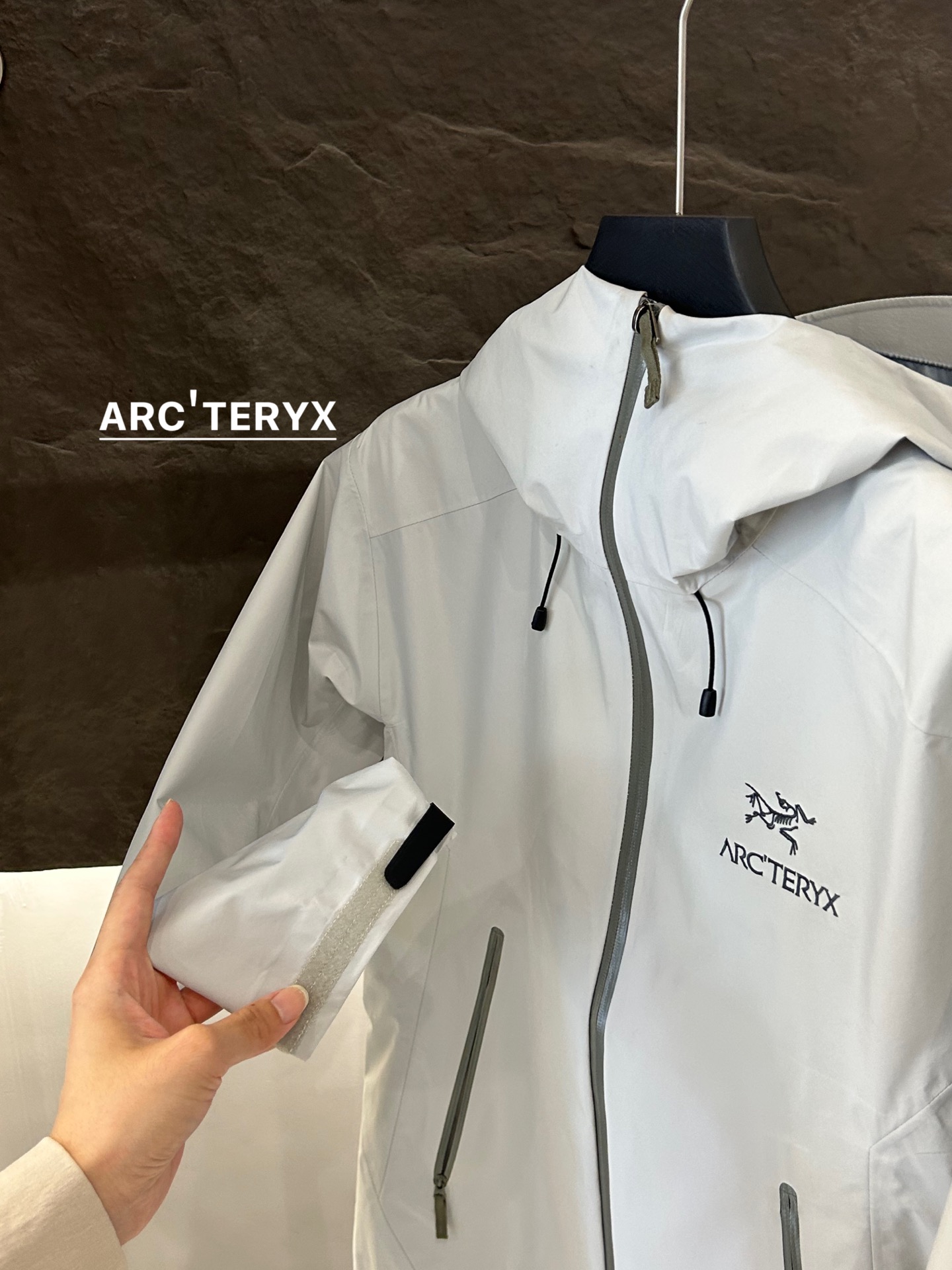 Arc’teryx Aha SV Jacket: Waterproof, Lightweight, and Durable for Harsh Environments - 图片 8