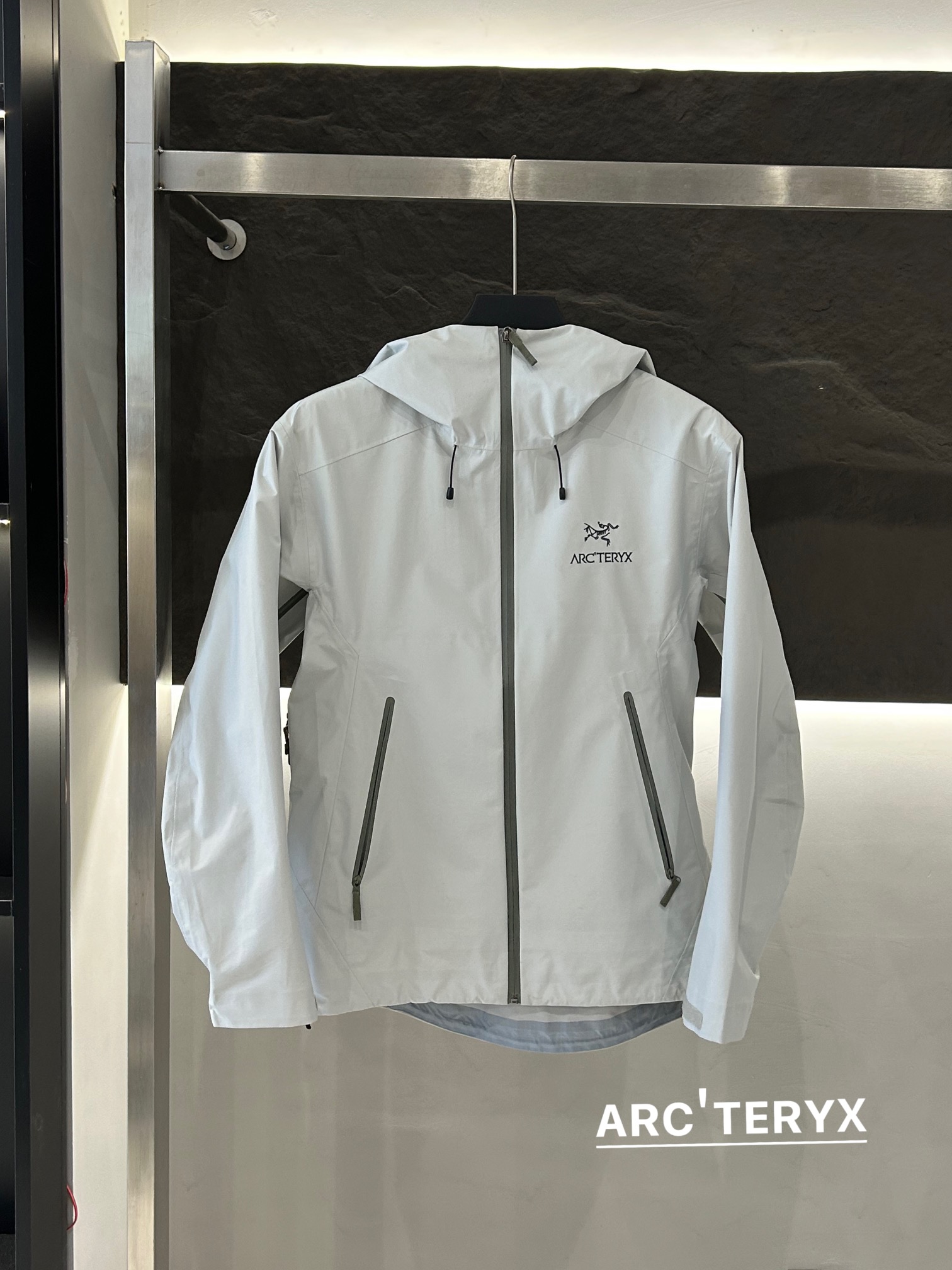 Arc’teryx Aha SV Jacket: Waterproof, Lightweight, and Durable for Harsh Environments - 图片 2