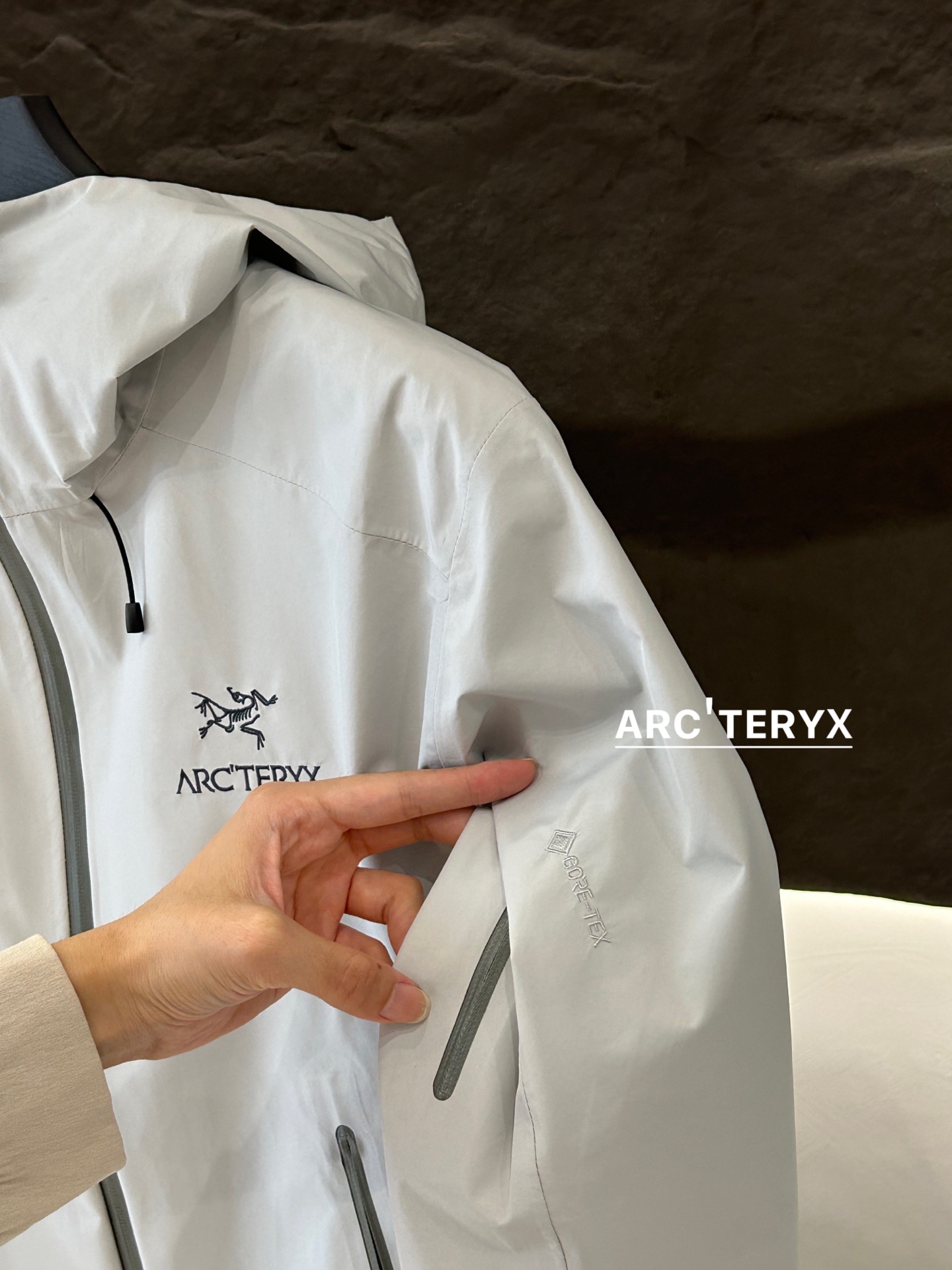 Arc’teryx Aha SV Jacket: Waterproof, Lightweight, and Durable for Harsh Environments - 图片 6