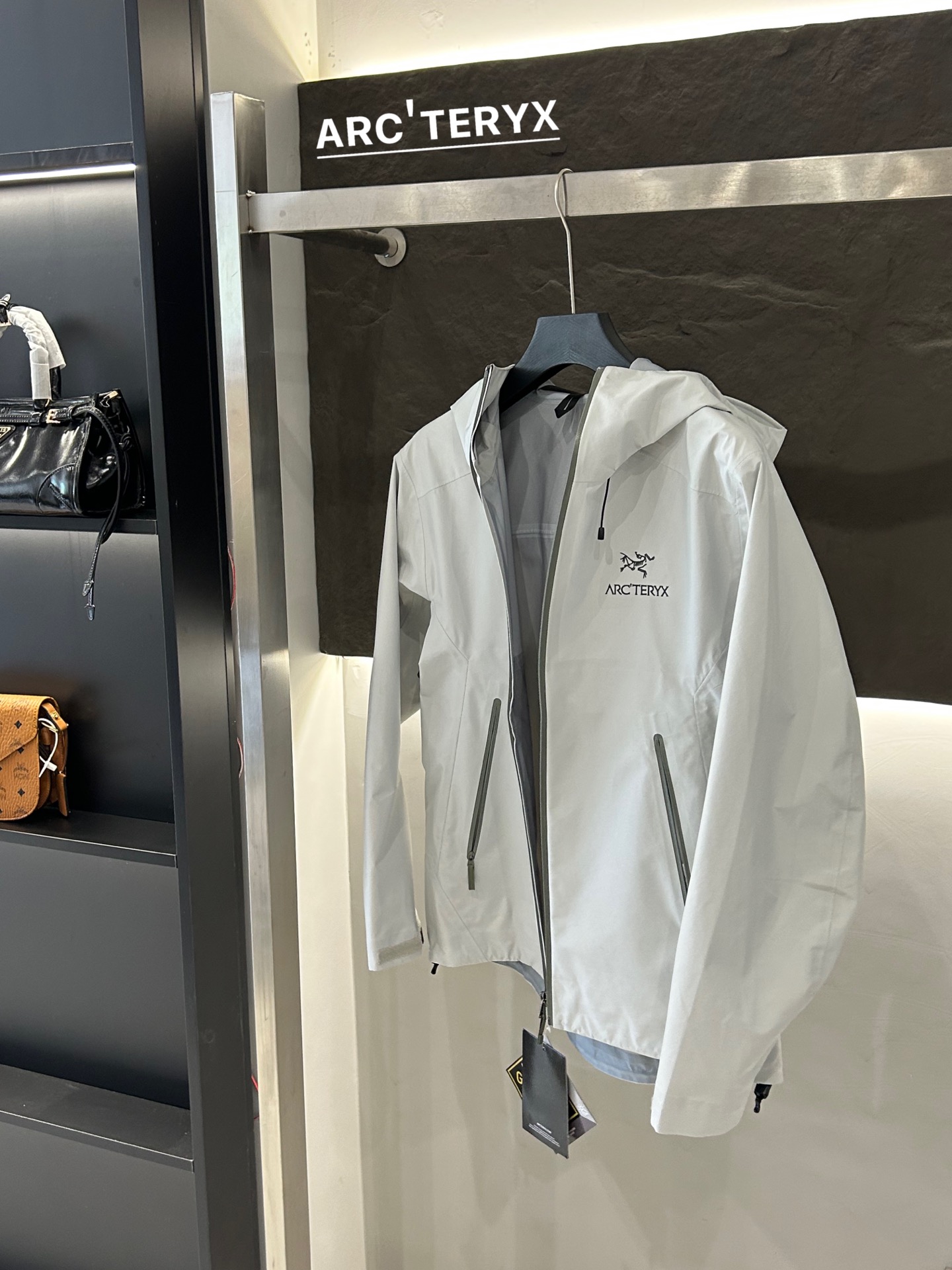 Arc’teryx Aha SV Jacket: Waterproof, Lightweight, and Durable for Harsh Environments - 图片 9