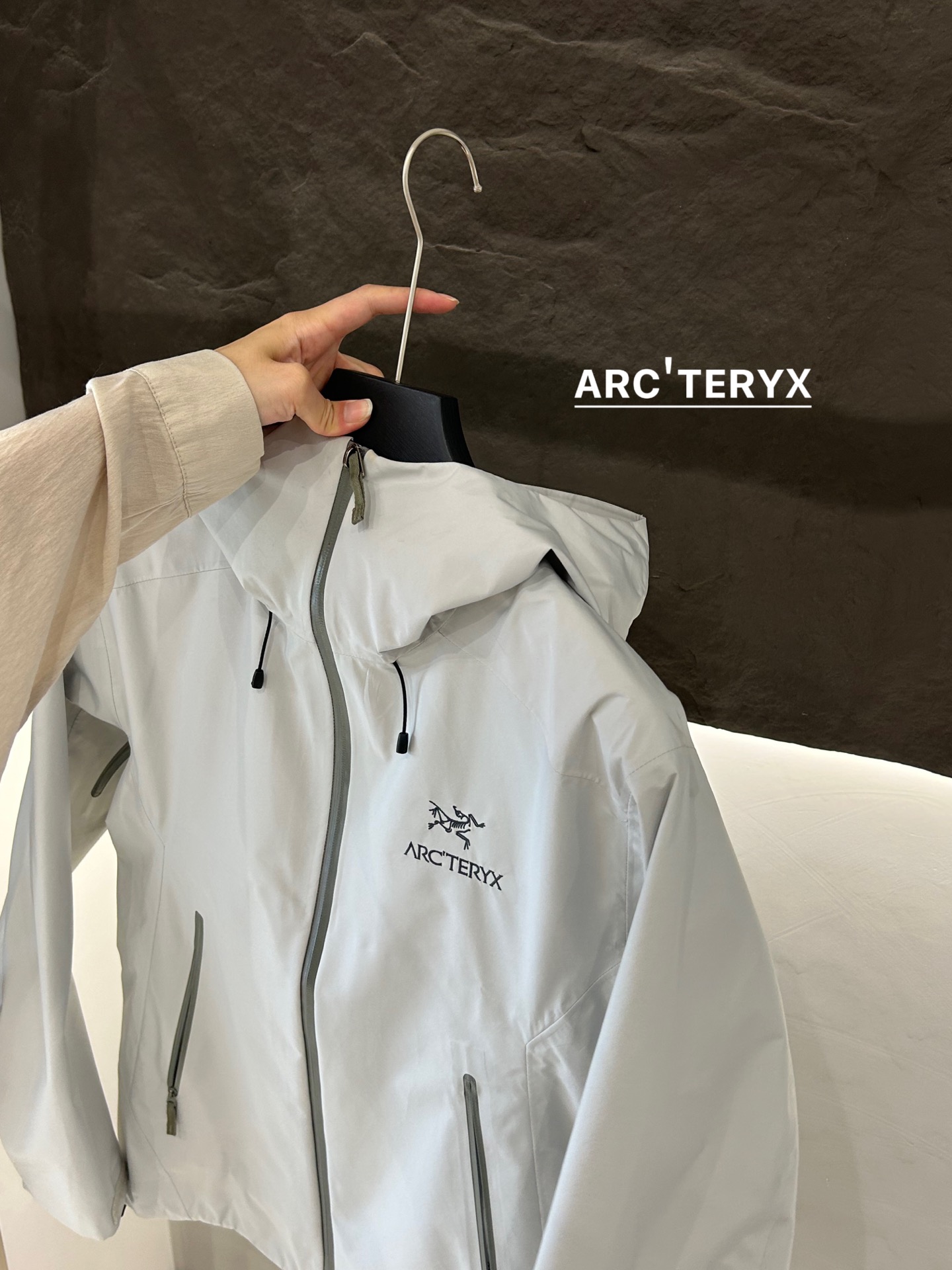 Arc’teryx Aha SV Jacket: Waterproof, Lightweight, and Durable for Harsh Environments - 图片 5