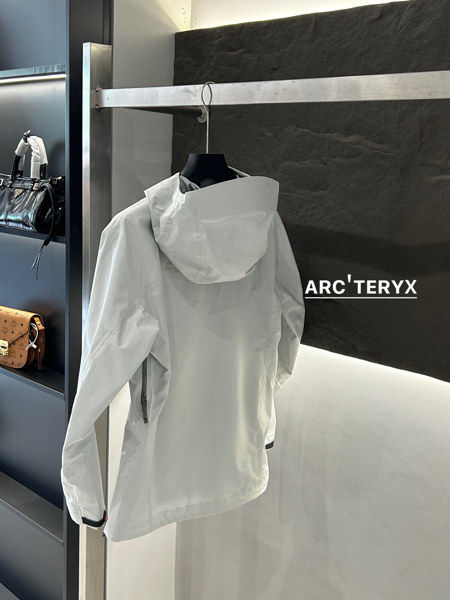 Arc’teryx Aha SV Jacket: Waterproof, Lightweight, and Durable for Harsh Environments - 图片 7