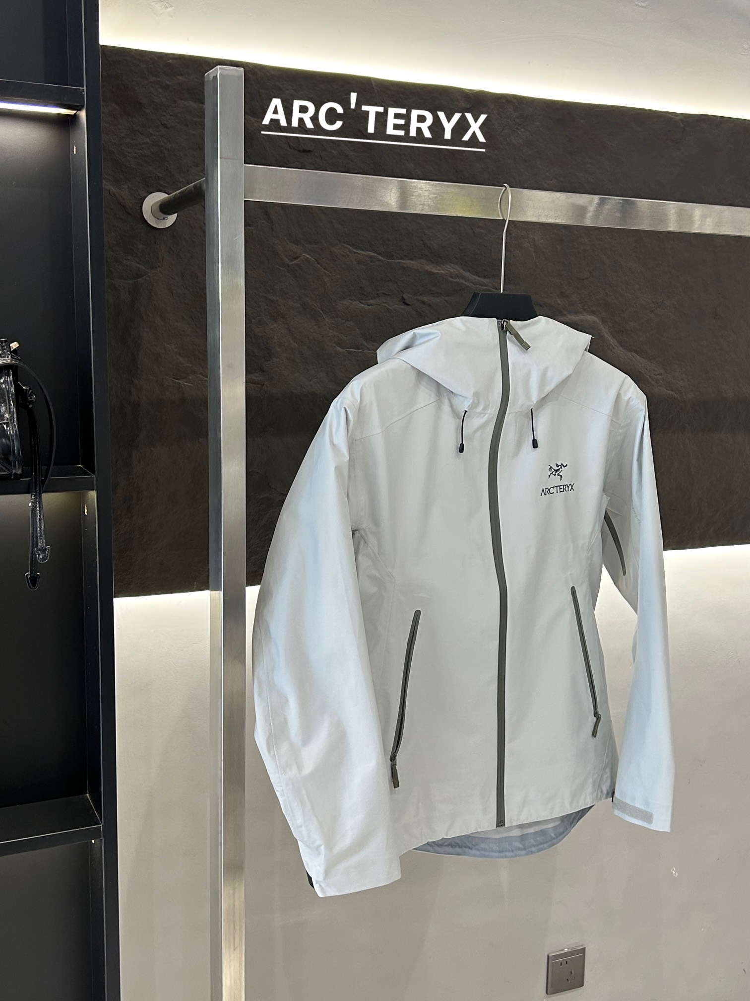 Arc’teryx Aha SV Jacket: Waterproof, Lightweight, and Durable for Harsh Environments - 图片 3