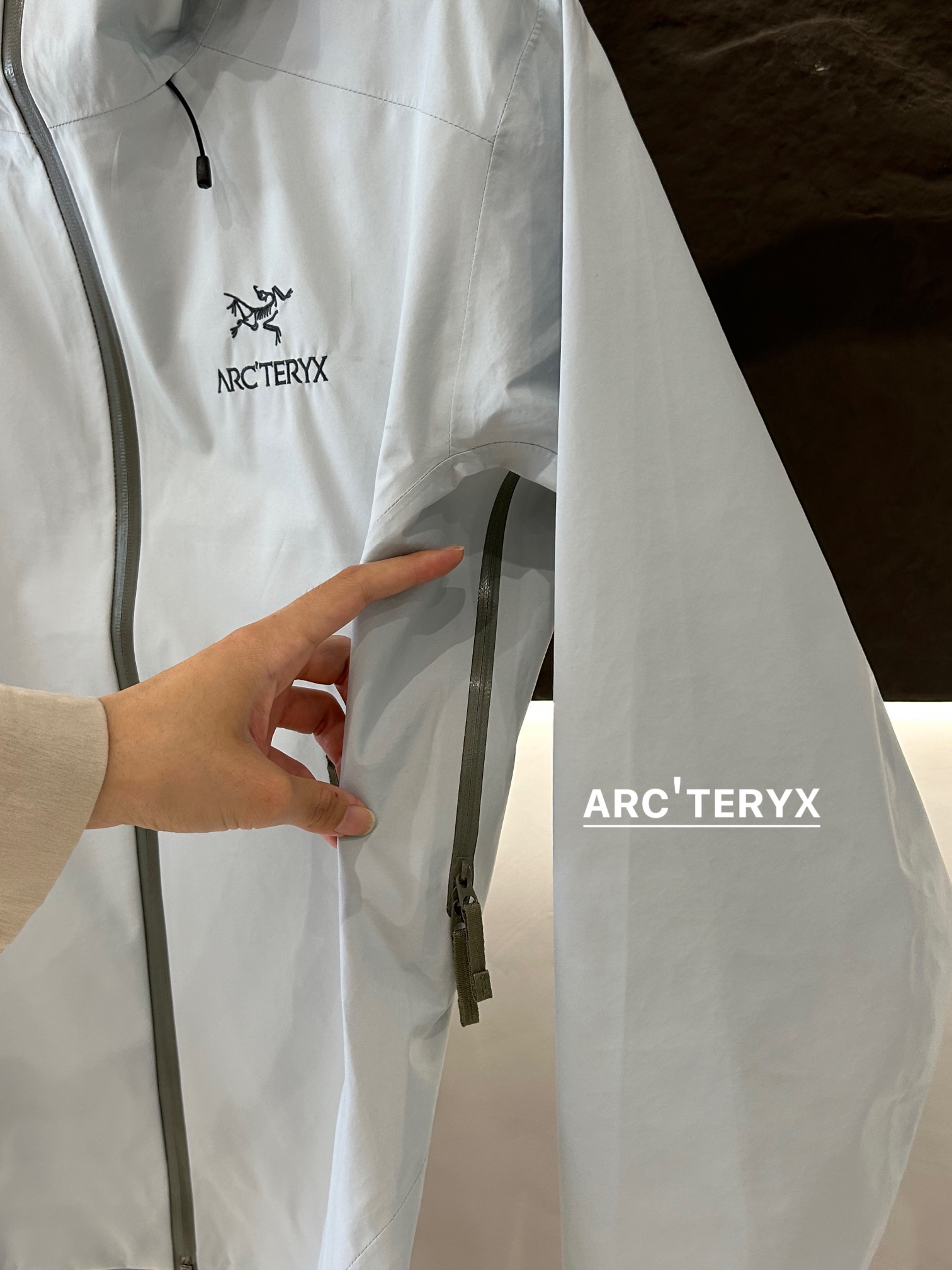 Arc’teryx AHA SV Jacket: Lightweight Waterproof Gear for Harsh Environments - 图片 8
