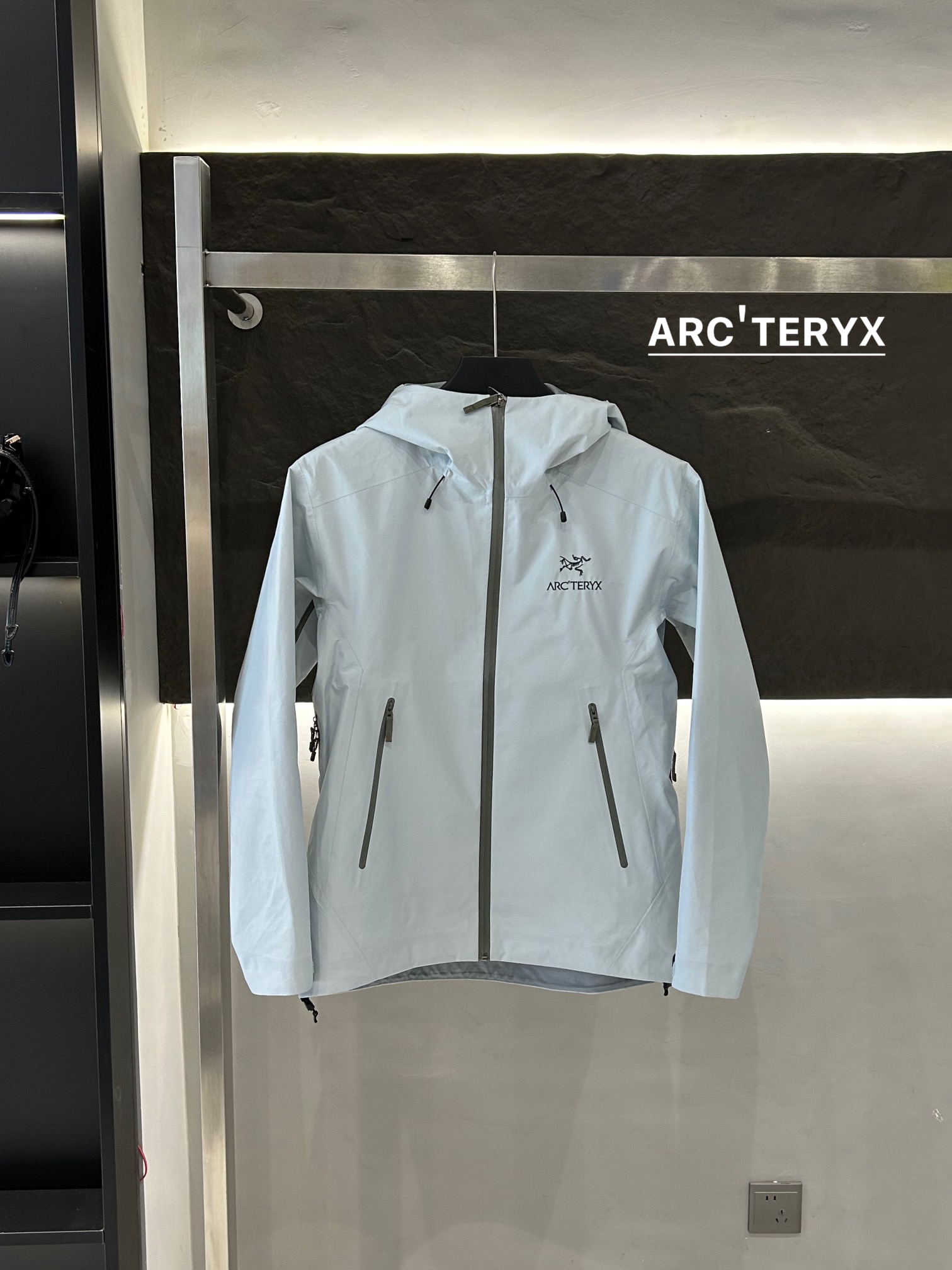 Arc’teryx AHA SV Jacket: Lightweight Waterproof Gear for Harsh Environments - 图片 2
