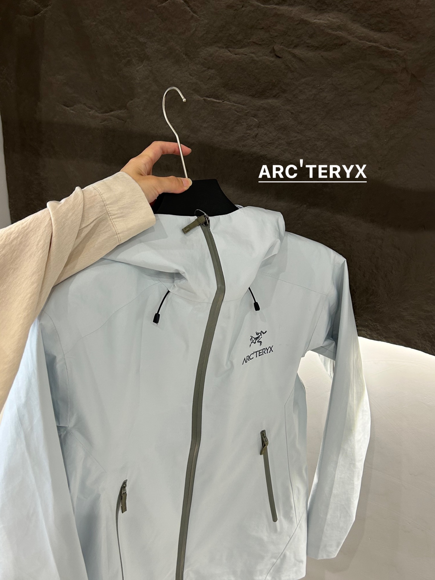 Arc’teryx AHA SV Jacket: Lightweight Waterproof Gear for Harsh Environments - 图片 6