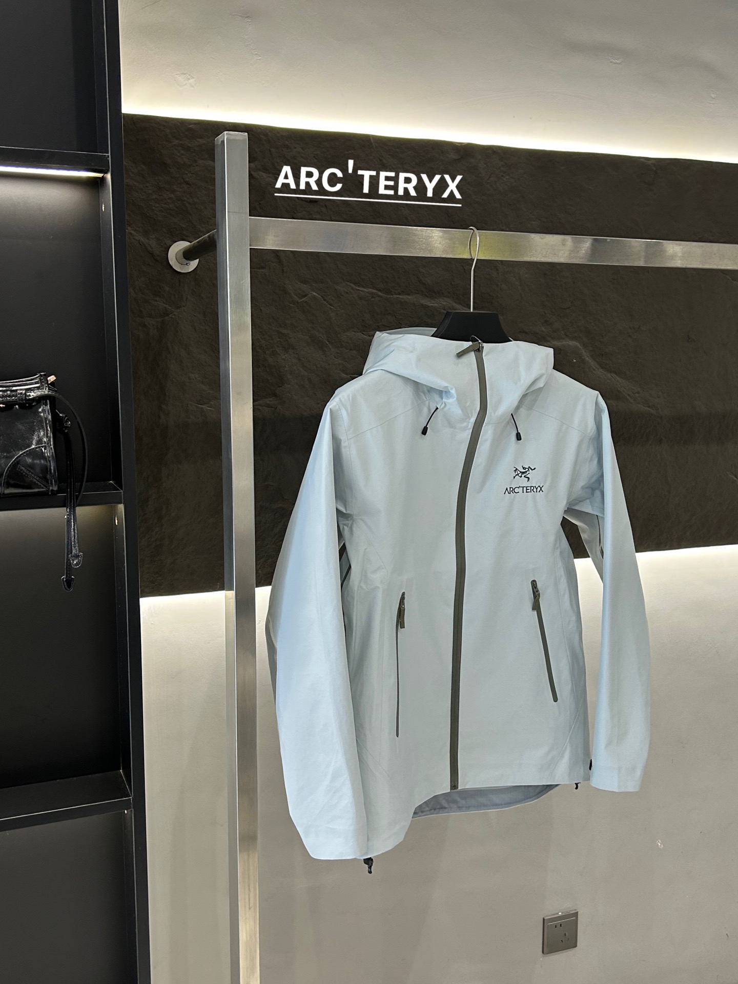 Arc’teryx AHA SV Jacket: Lightweight Waterproof Gear for Harsh Environments - 图片 4