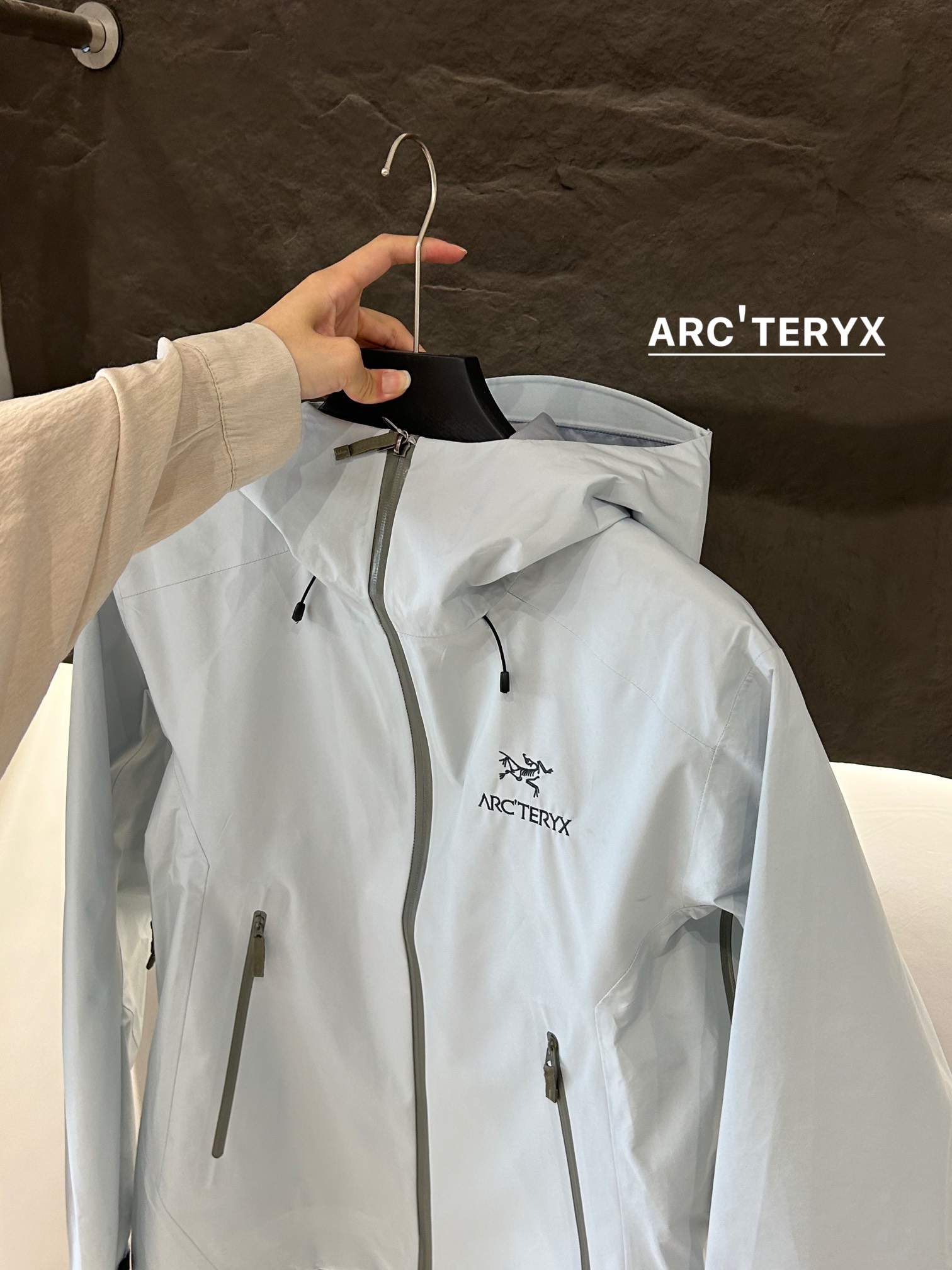 Arc’teryx AHA SV Jacket: Lightweight Waterproof Gear for Harsh Environments - 图片 7