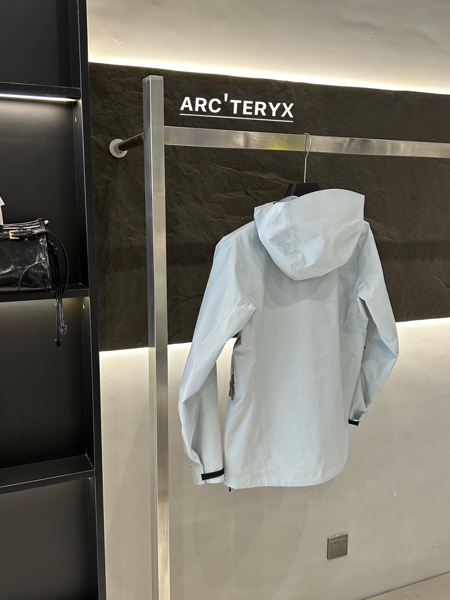 Arc’teryx AHA SV Jacket: Lightweight Waterproof Gear for Harsh Environments - 图片 5