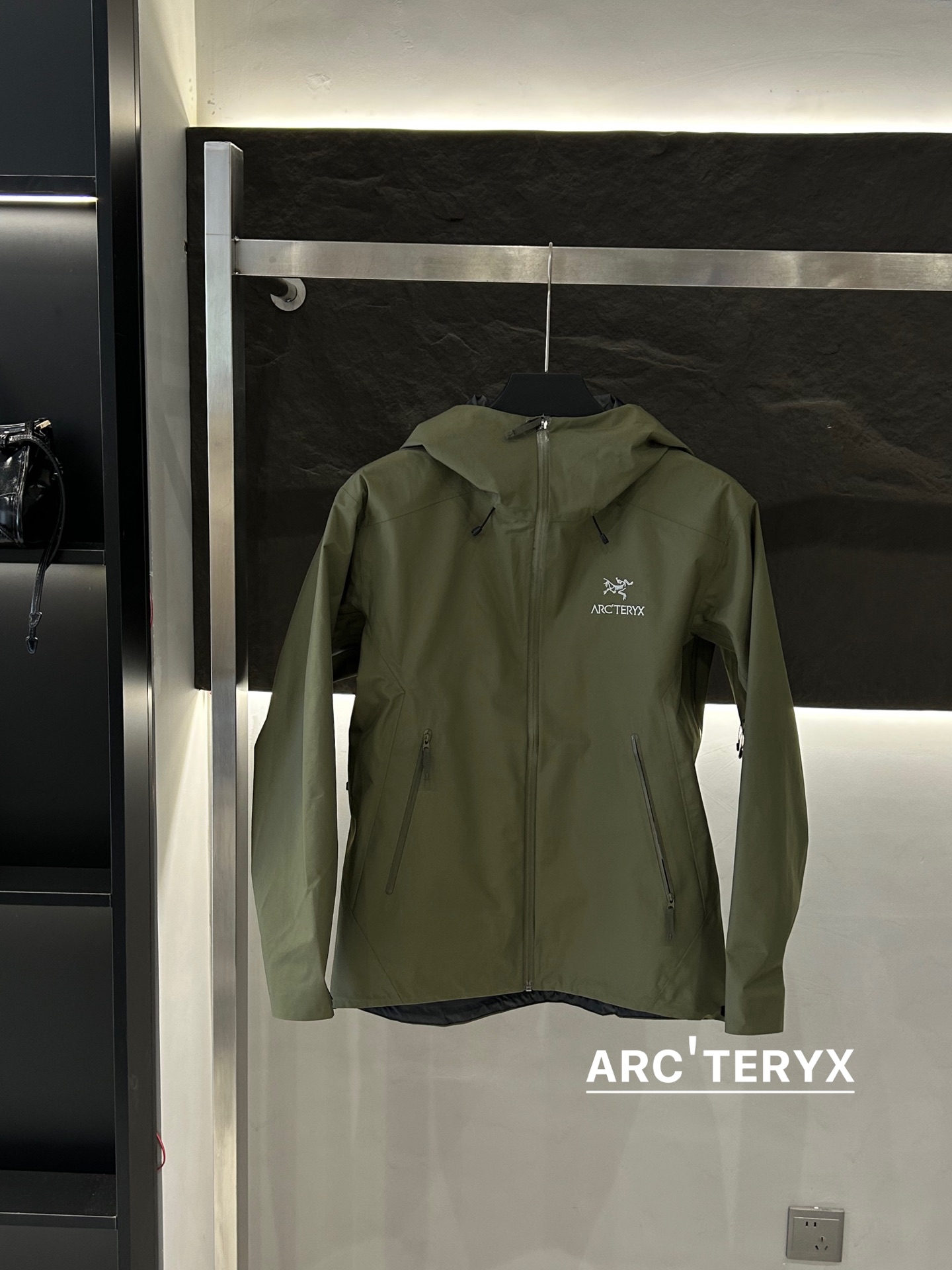 Arc’teryx AHA SV Jacket: Lightweight and Durable for Harsh Environments - 图片 3