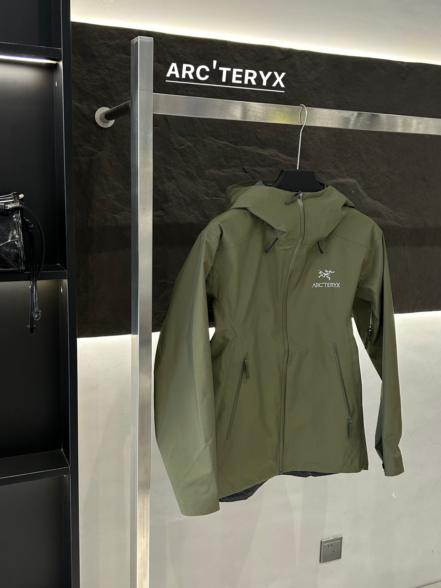 Arc’teryx AHA SV Jacket: Lightweight and Durable for Harsh Environments - 图片 2