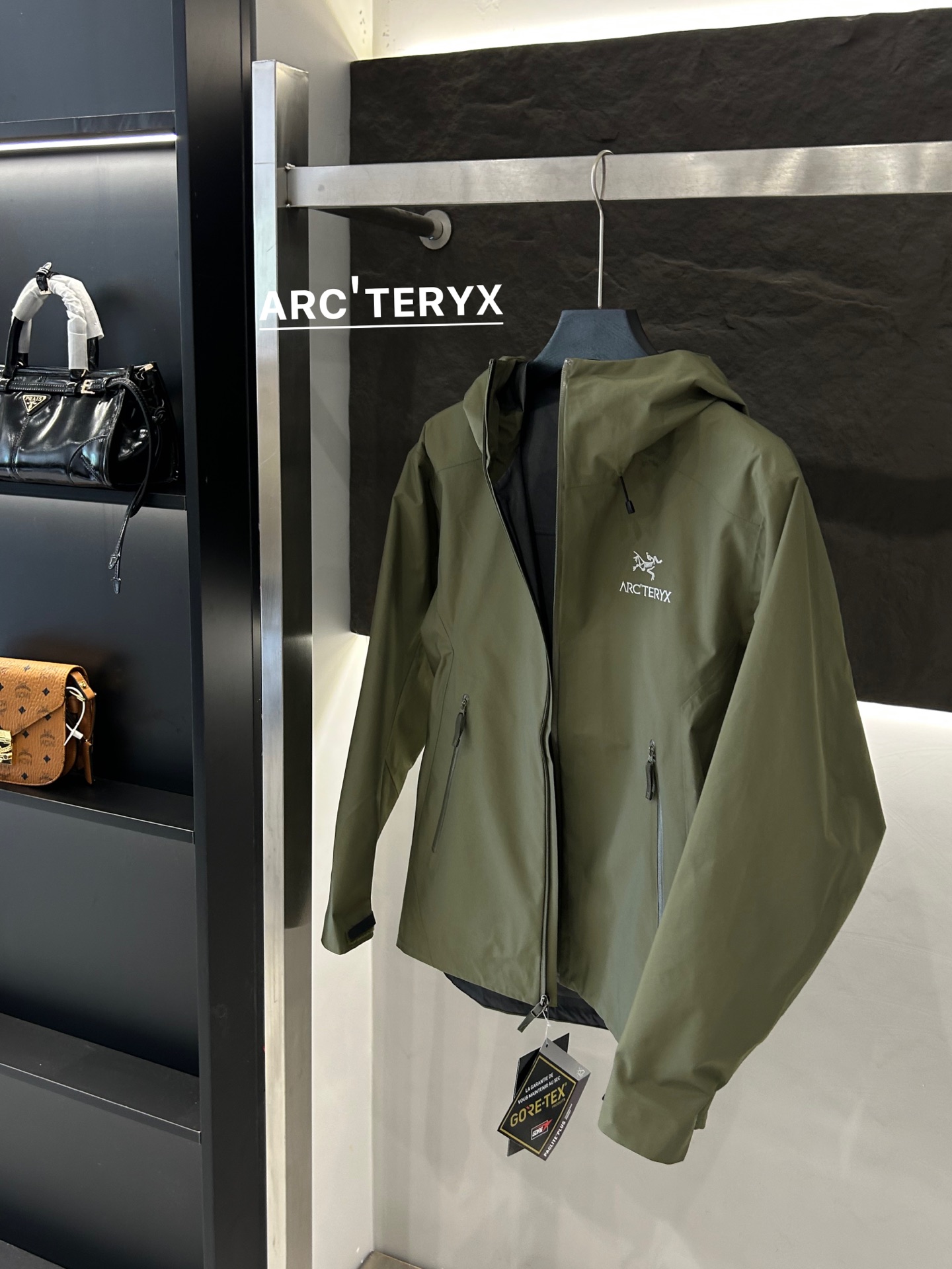 Arc’teryx AHA SV Jacket: Lightweight and Durable for Harsh Environments - 图片 9