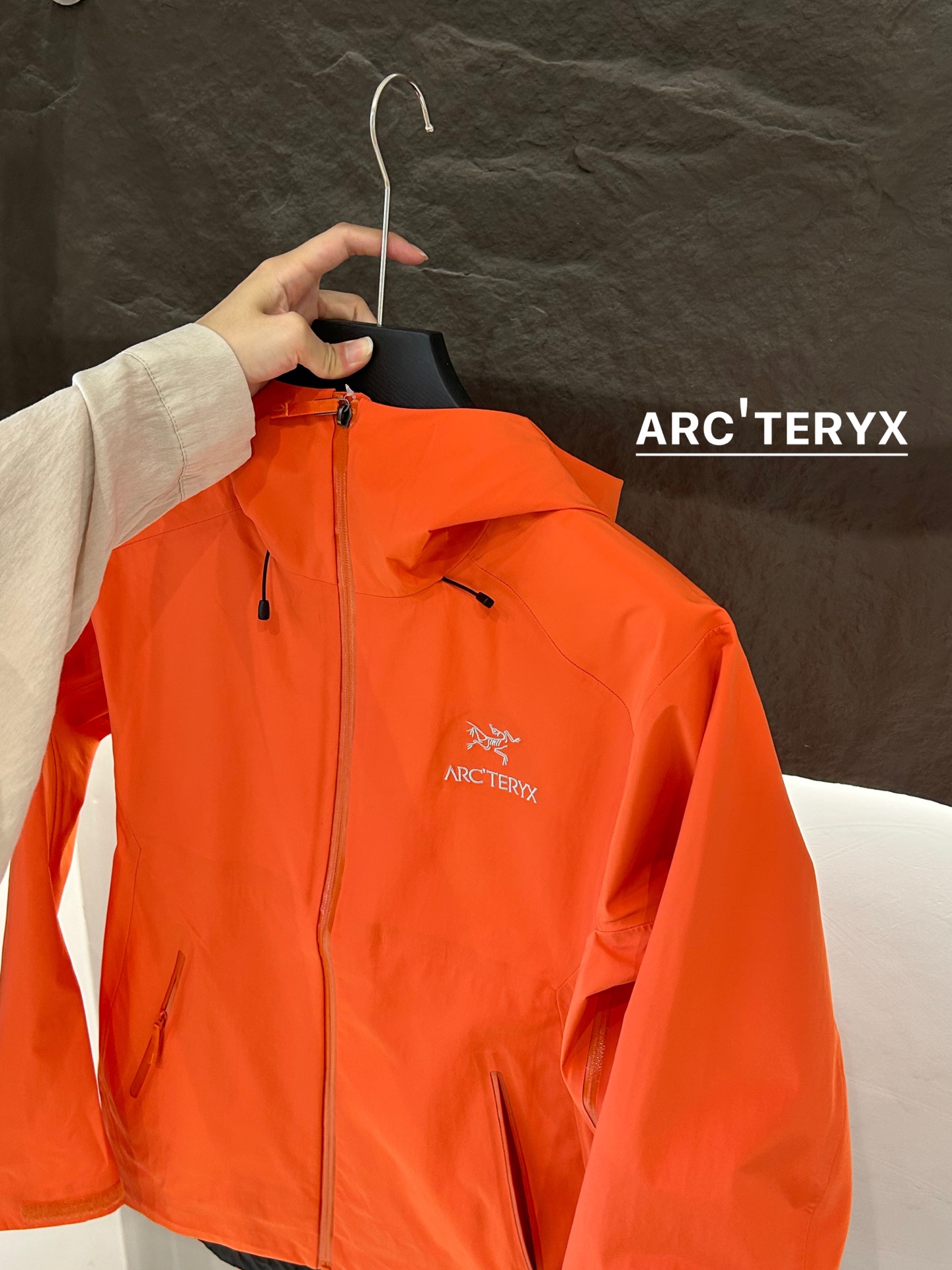 Arc’teryx AHA SV Jacket: Lightweight Waterproof Performance for Harsh Environments - 图片 4