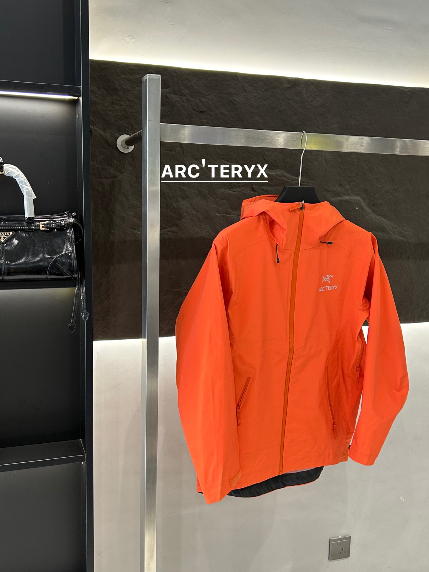 Arc’teryx AHA SV Jacket: Lightweight Waterproof Performance for Harsh Environments - 图片 2