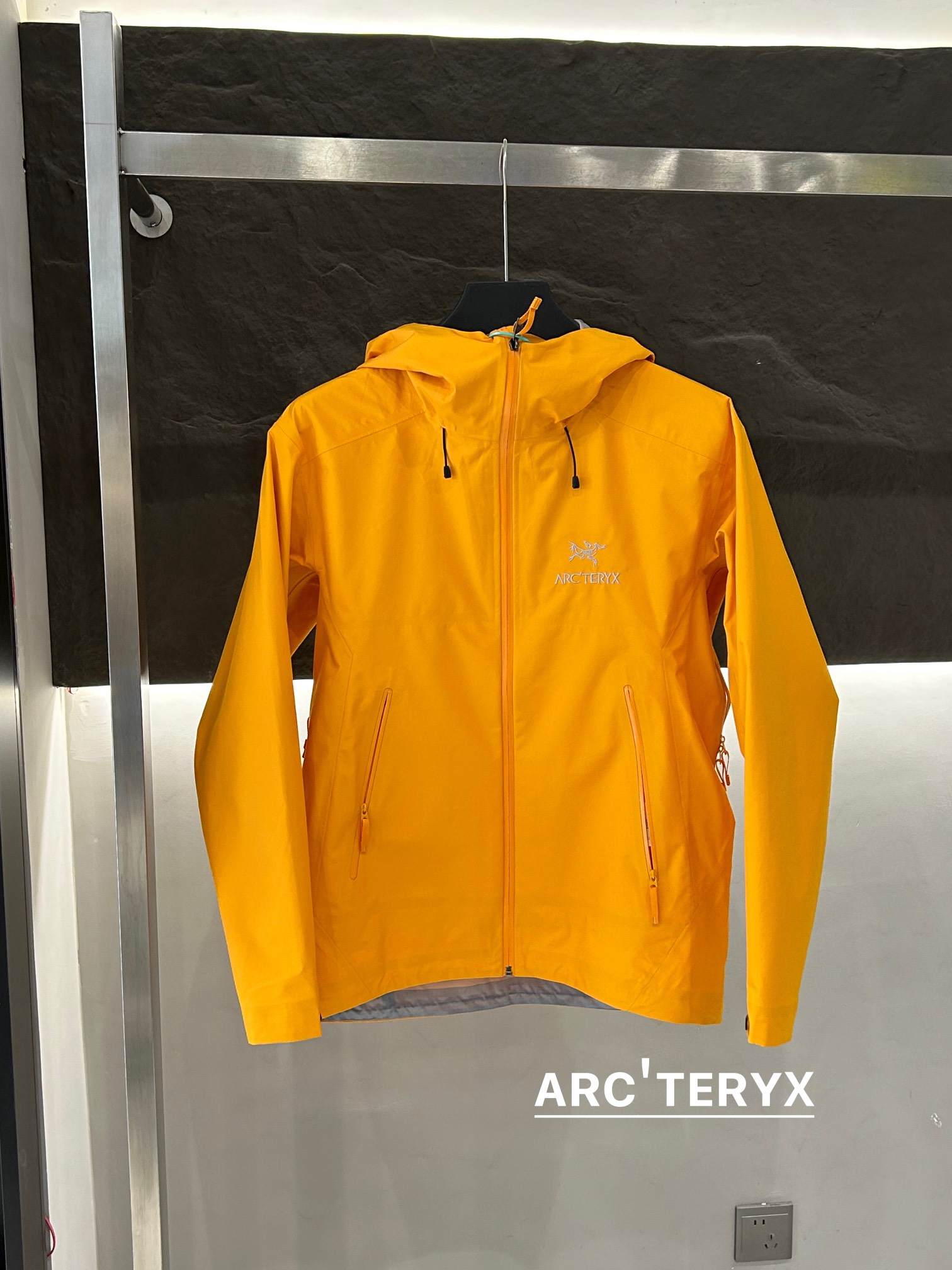 Arc’teryx AHA SV: Waterproof, Durable, Lightweight Mountain Jacket - 图片 2