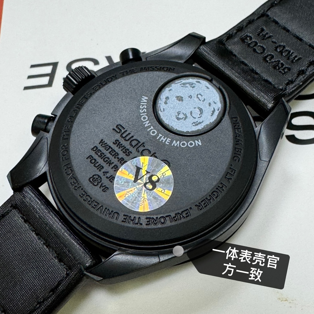 💰180💰
史努比系列。v8厂质量👍SWATCH斯沃琪x欧米茄联名款Fullmoon满月。石英机芯Snoopy史努比、月相底盘男表瑞表42mm 黑色表盘生物陶瓷表壳尼龙表带。
史努比系列V8厂质量杠杠
一体表壳官方一致
白天看不到夜光字体官方一致
加强夜光效果官方一致
灰色透明官方一致
表镜中央s标志官方一致
后盖12点电池官方一致
表带采用全包边工艺官方一致
保护膜一致 深度防水
零瑕疵 零售后。