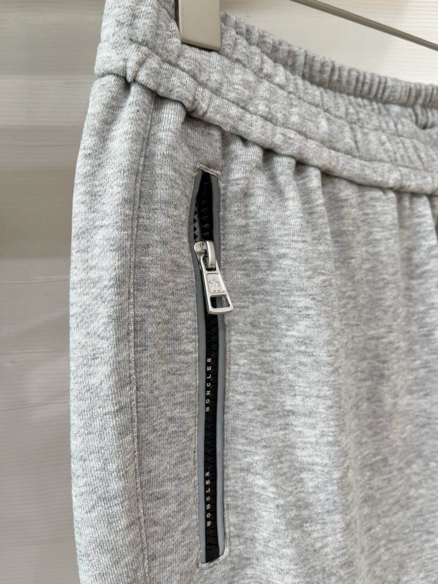 秋冬 蒙口前袋拉链带字母定制设计 正常版型 螺纹裤脚 毛圈面料 M-XXXL