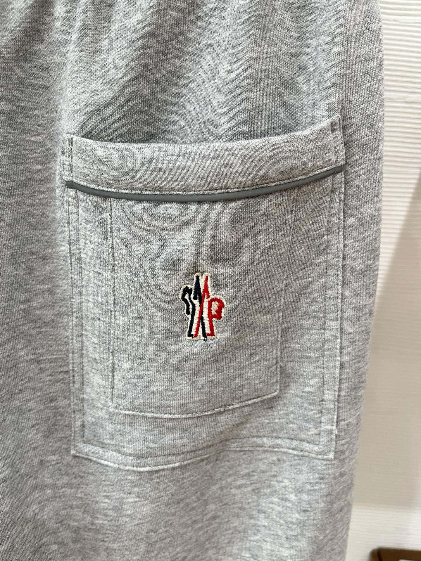 秋冬 蒙口前袋拉链带字母定制设计 正常版型 螺纹裤脚 毛圈面料 M-XXXL