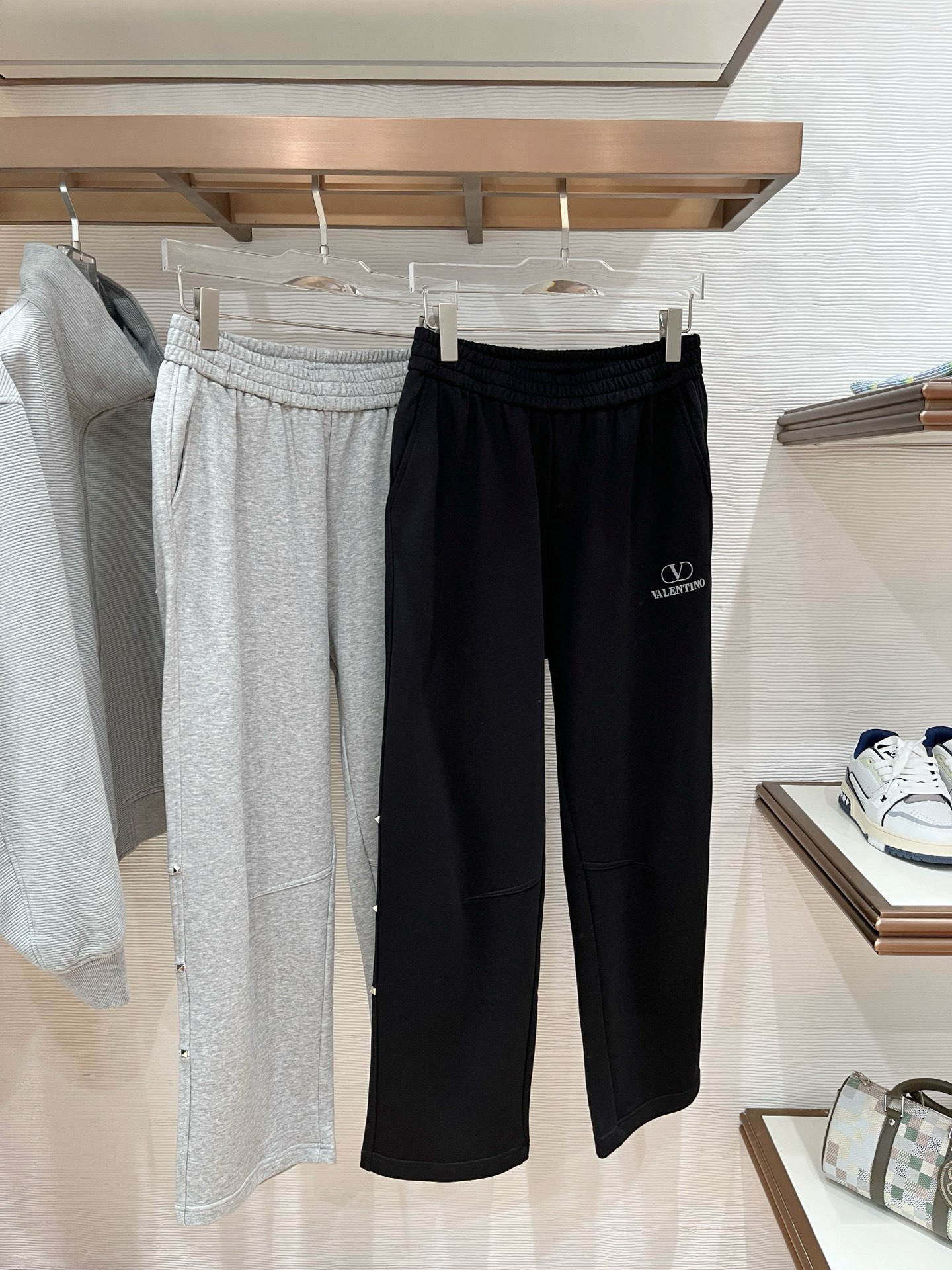 NO:528429,Autumn and winter style Warren Straight fitting Pants nailed on both sides of the sweatshirt fabric silky feel M-XXXL, valentino, hoodie, sweatshirts, alexander wang19860909秋冬款 华伦 直筒版型 裤子两侧打钉 卫衣毛圈面料手感丝滑 M-XXXL,,valentino,hoodie,sweatshirts,alexander wang,Men's clothing