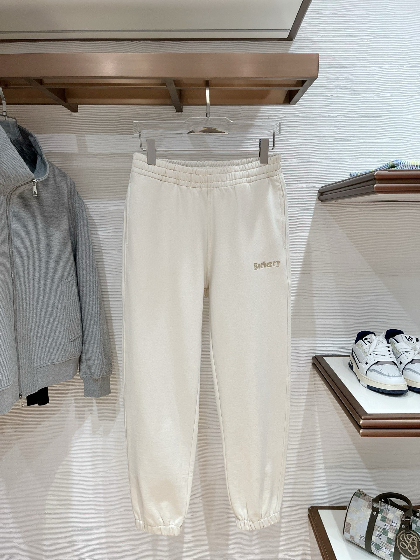 NO:528421,Autumn and winter Burberry terry fabric cross tattoo embroidery Latest war horses pants legs M-4XL, burberry, alexander wang19860909秋冬 巴宝莉 毛圈面料 十字纹绣花 最新战马 小裤脚 M-4XL,,burberry,alexander wang,Men's clothing