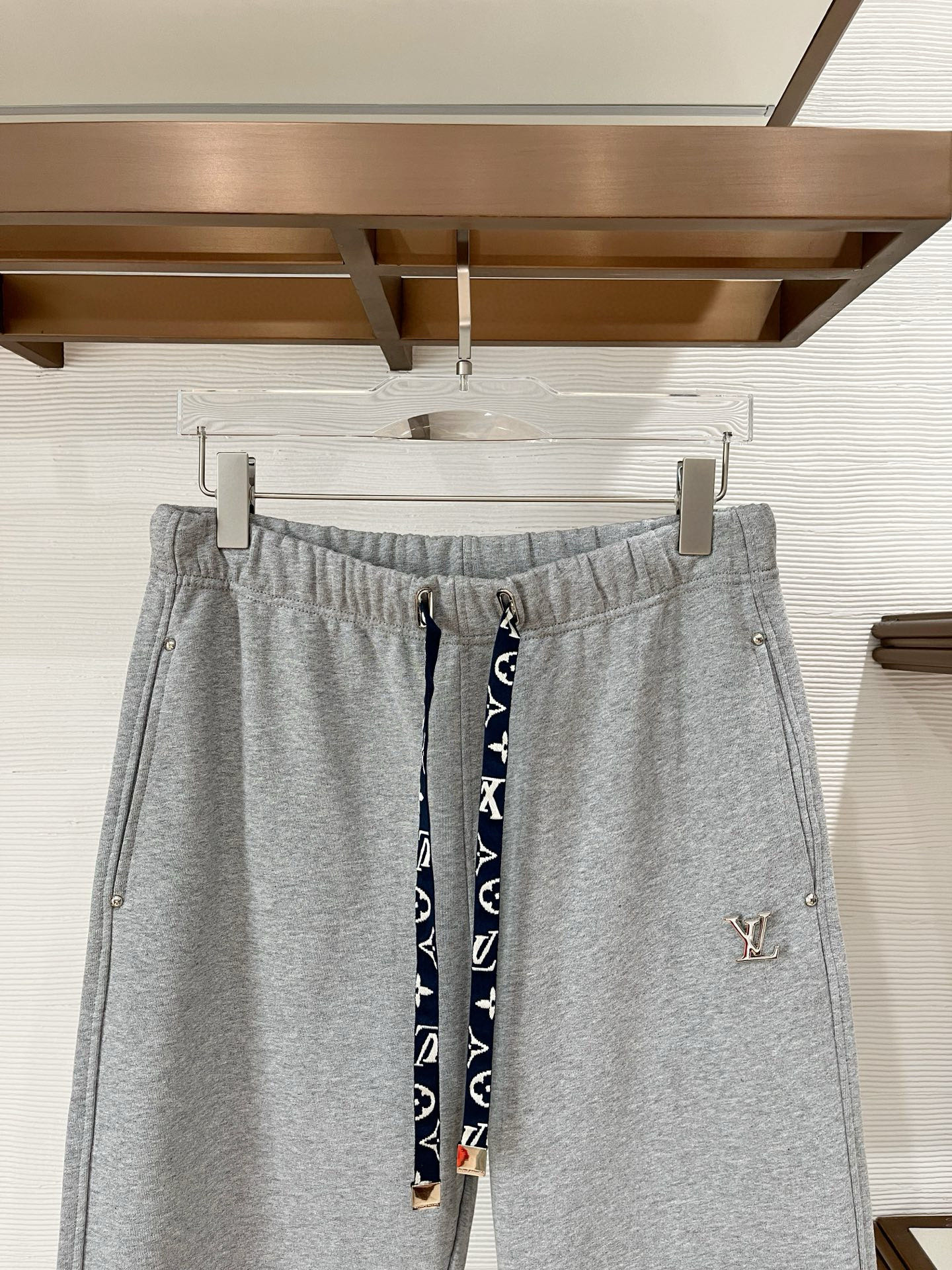 秋冬L*v 卫衣毛圈面料 原版定制开模五金 定制织带腰绳 小直筒版型 （裤脚也可以调节小脚口 ）两种裤型