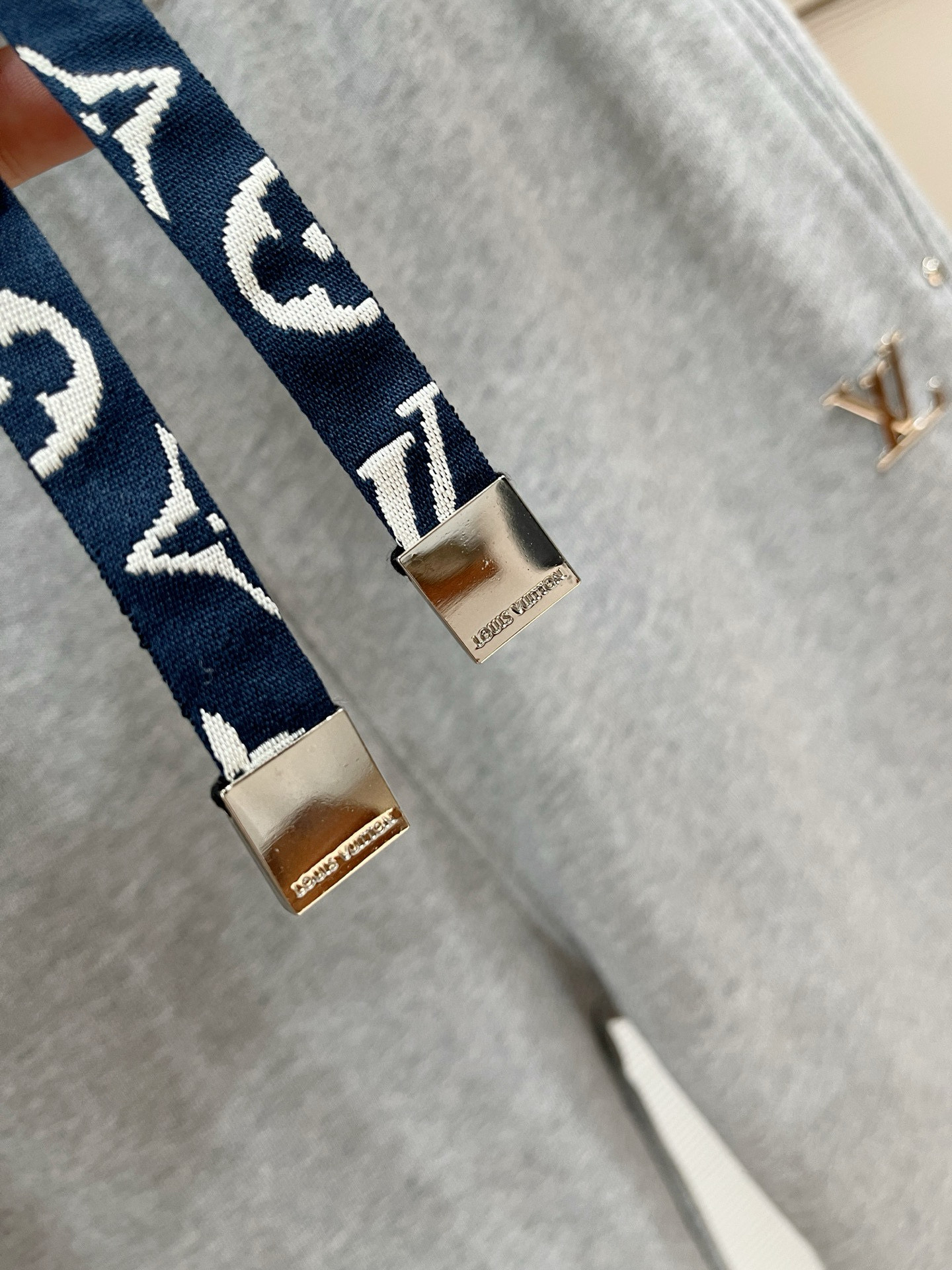 秋冬L*v 卫衣毛圈面料 原版定制开模五金 定制织带腰绳 小直筒版型 （裤脚也可以调节小脚口 ）两种裤型