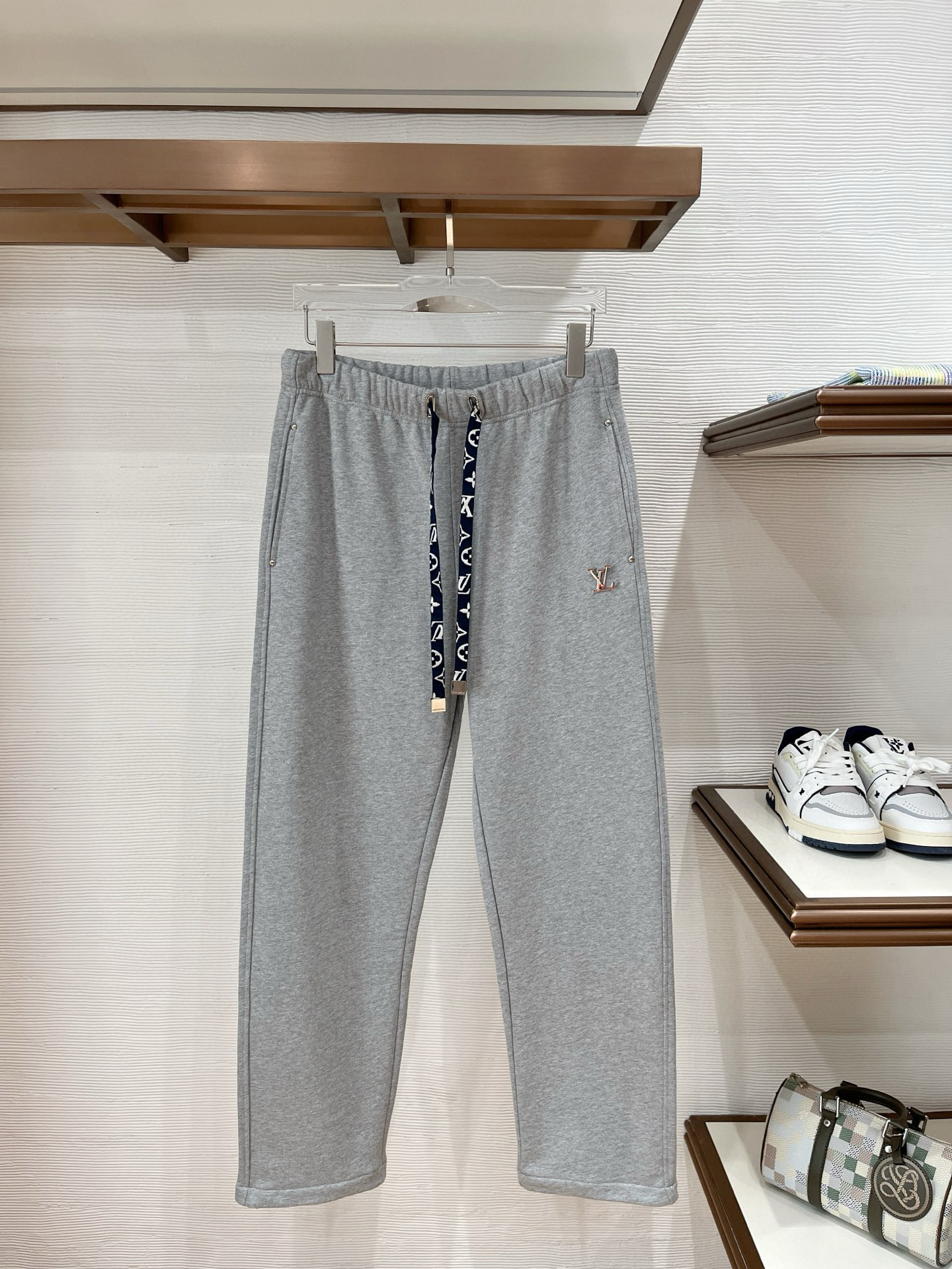 秋冬L*v 卫衣毛圈面料 原版定制开模五金 定制织带腰绳 小直筒版型 （裤脚也可以调节小脚口 ）两种裤型