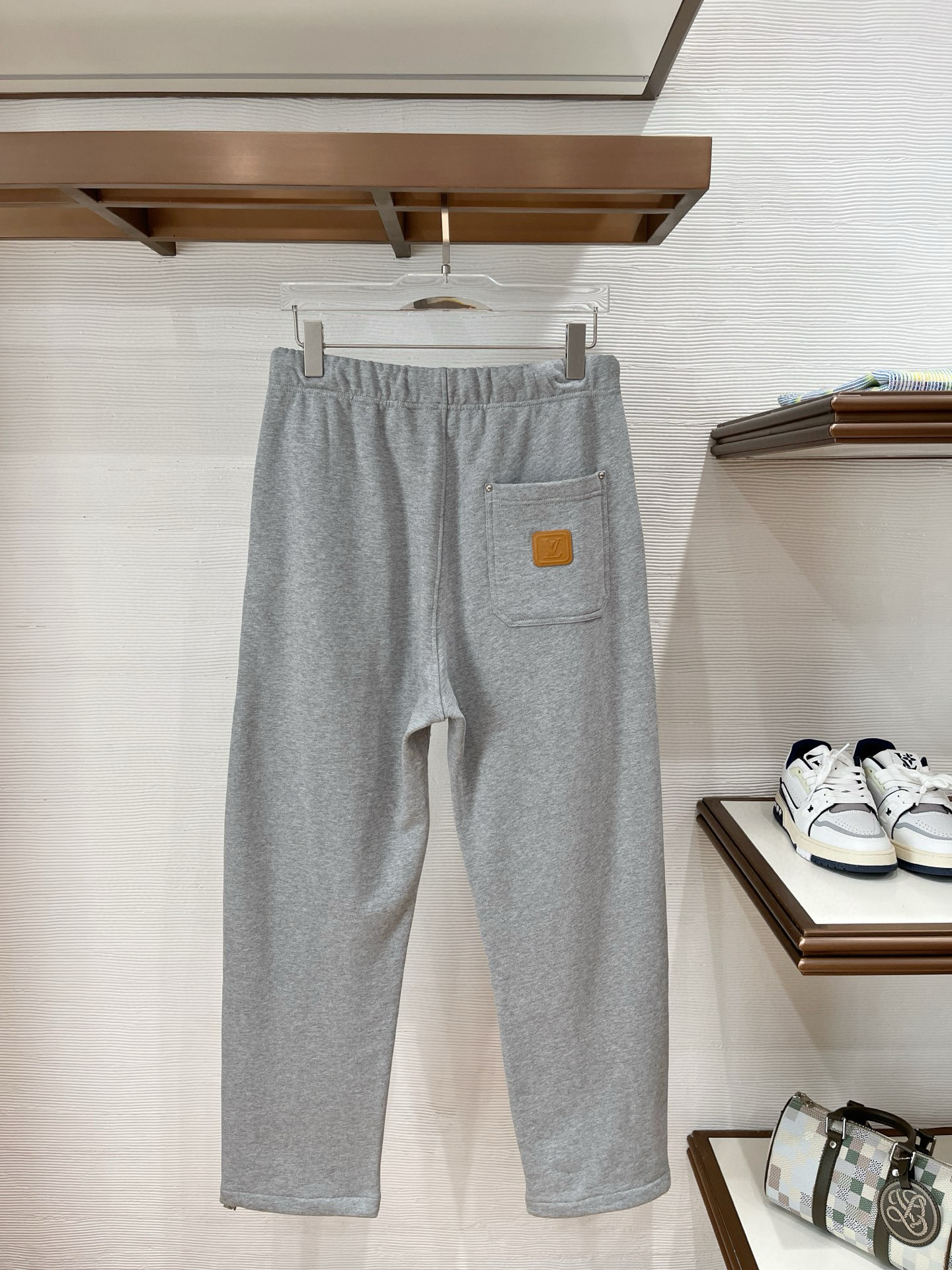 秋冬L*v 卫衣毛圈面料 原版定制开模五金 定制织带腰绳 小直筒版型 （裤脚也可以调节小脚口 ）两种裤型