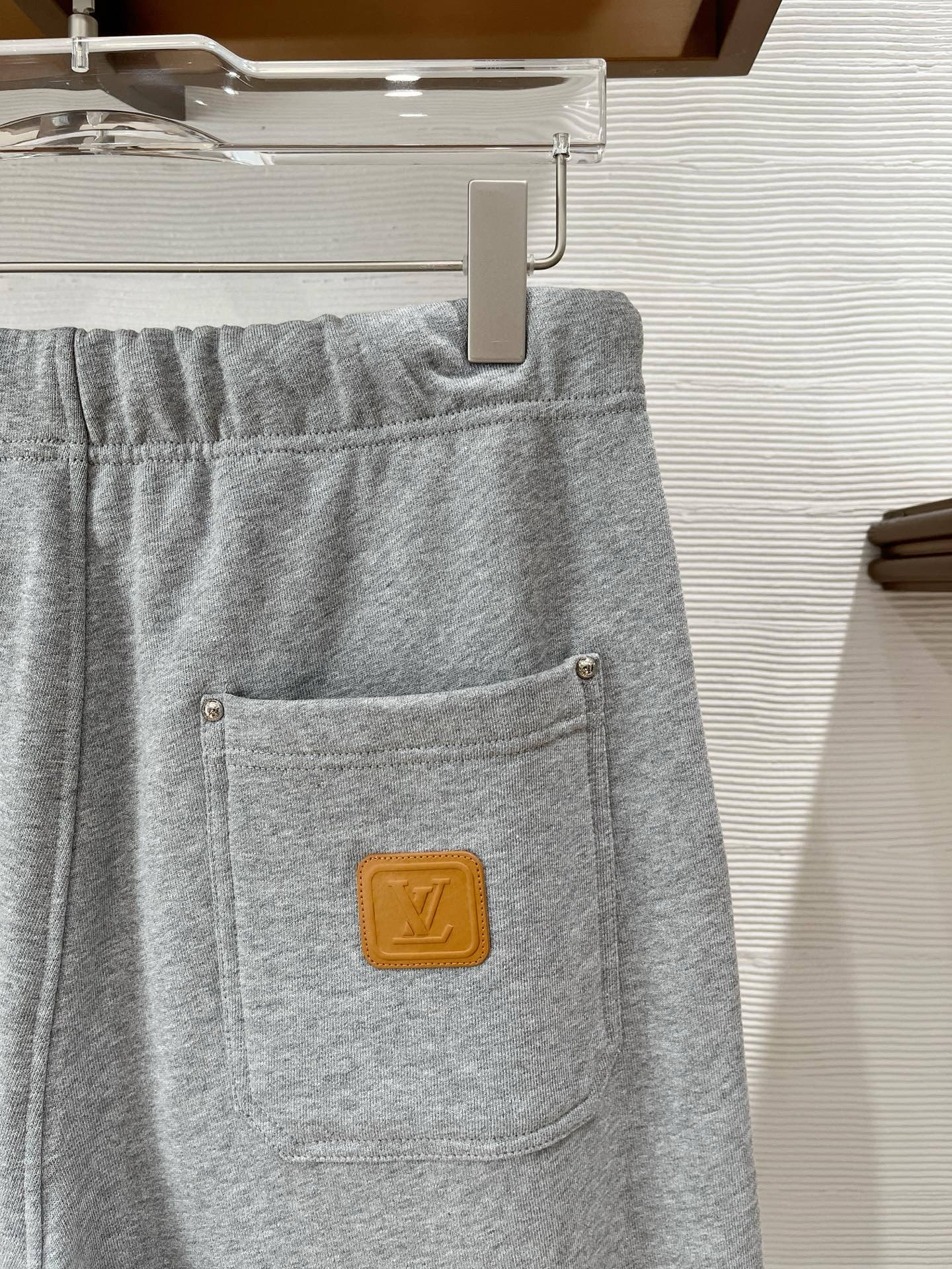 秋冬L*v 卫衣毛圈面料 原版定制开模五金 定制织带腰绳 小直筒版型 （裤脚也可以调节小脚口 ）两种裤型