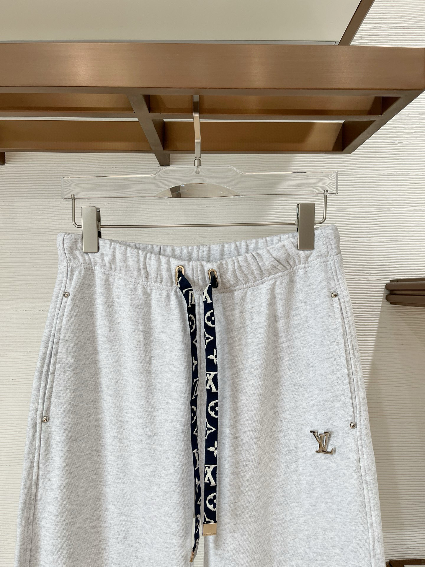 秋冬L*v 卫衣毛圈面料 原版定制开模五金 定制织带腰绳 小直筒版型 （裤脚也可以调节小脚口 ）两种裤型