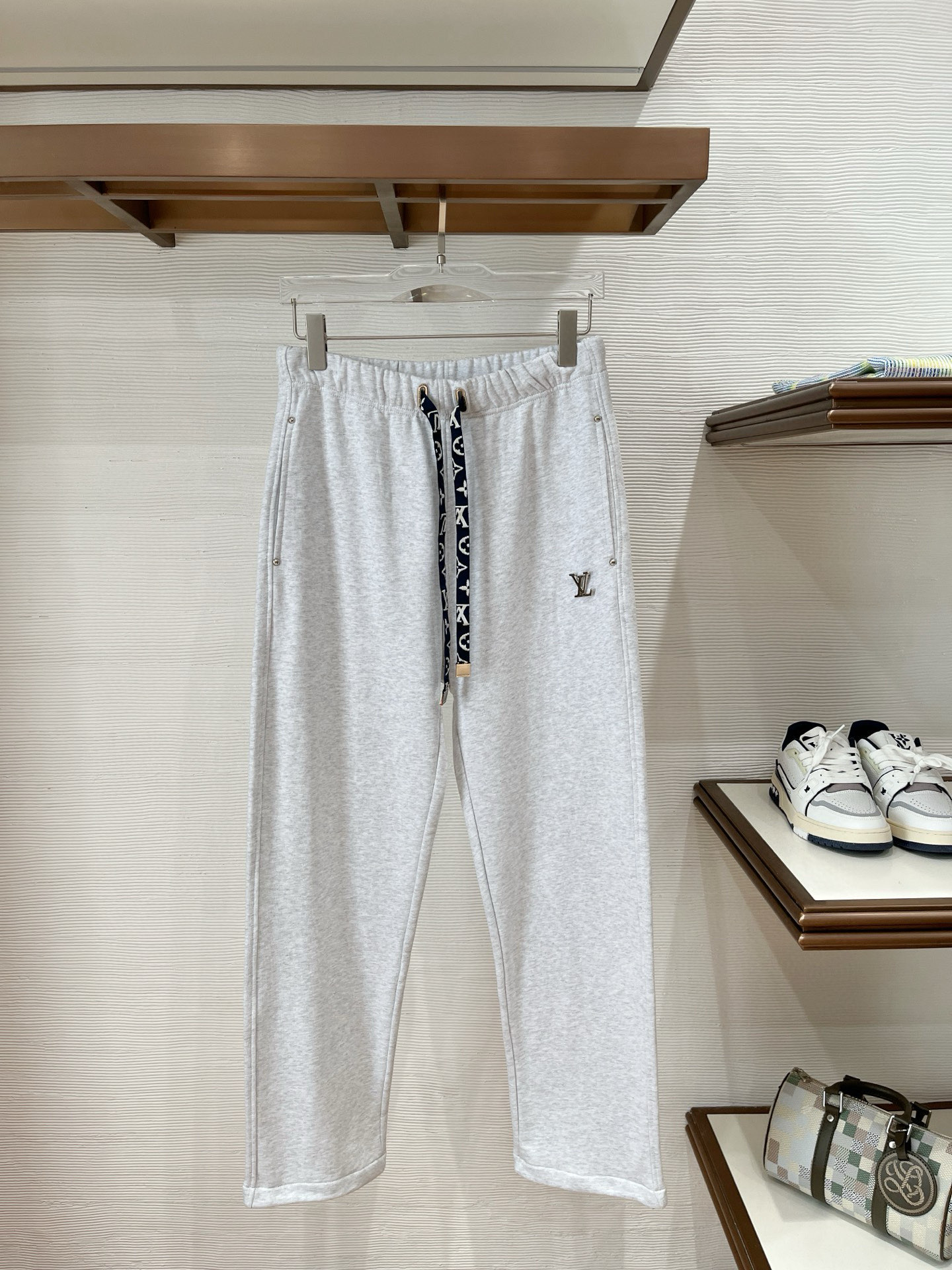 秋冬L*v 卫衣毛圈面料 原版定制开模五金 定制织带腰绳 小直筒版型 （裤脚也可以调节小脚口 ）两种裤型