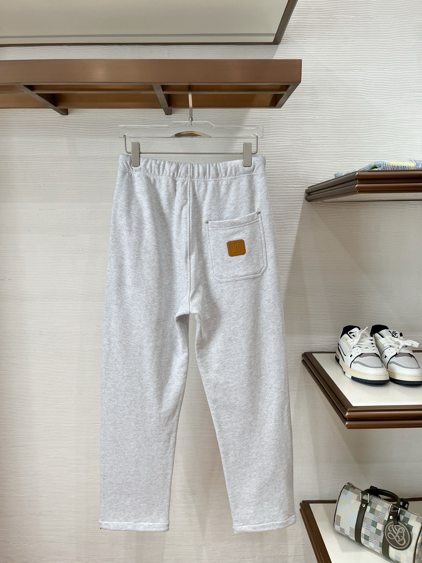 秋冬L*v 卫衣毛圈面料 原版定制开模五金 定制织带腰绳 小直筒版型 （裤脚也可以调节小脚口 ）两种裤型