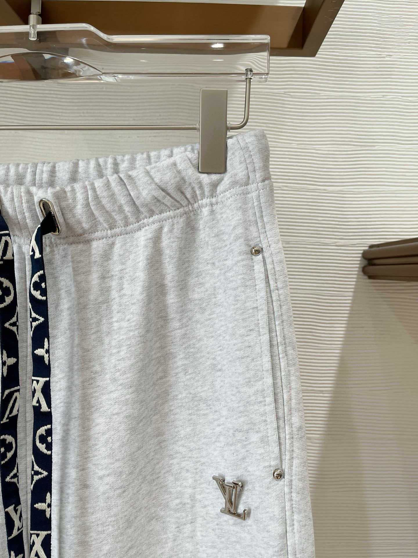 秋冬L*v 卫衣毛圈面料 原版定制开模五金 定制织带腰绳 小直筒版型 （裤脚也可以调节小脚口 ）两种裤型